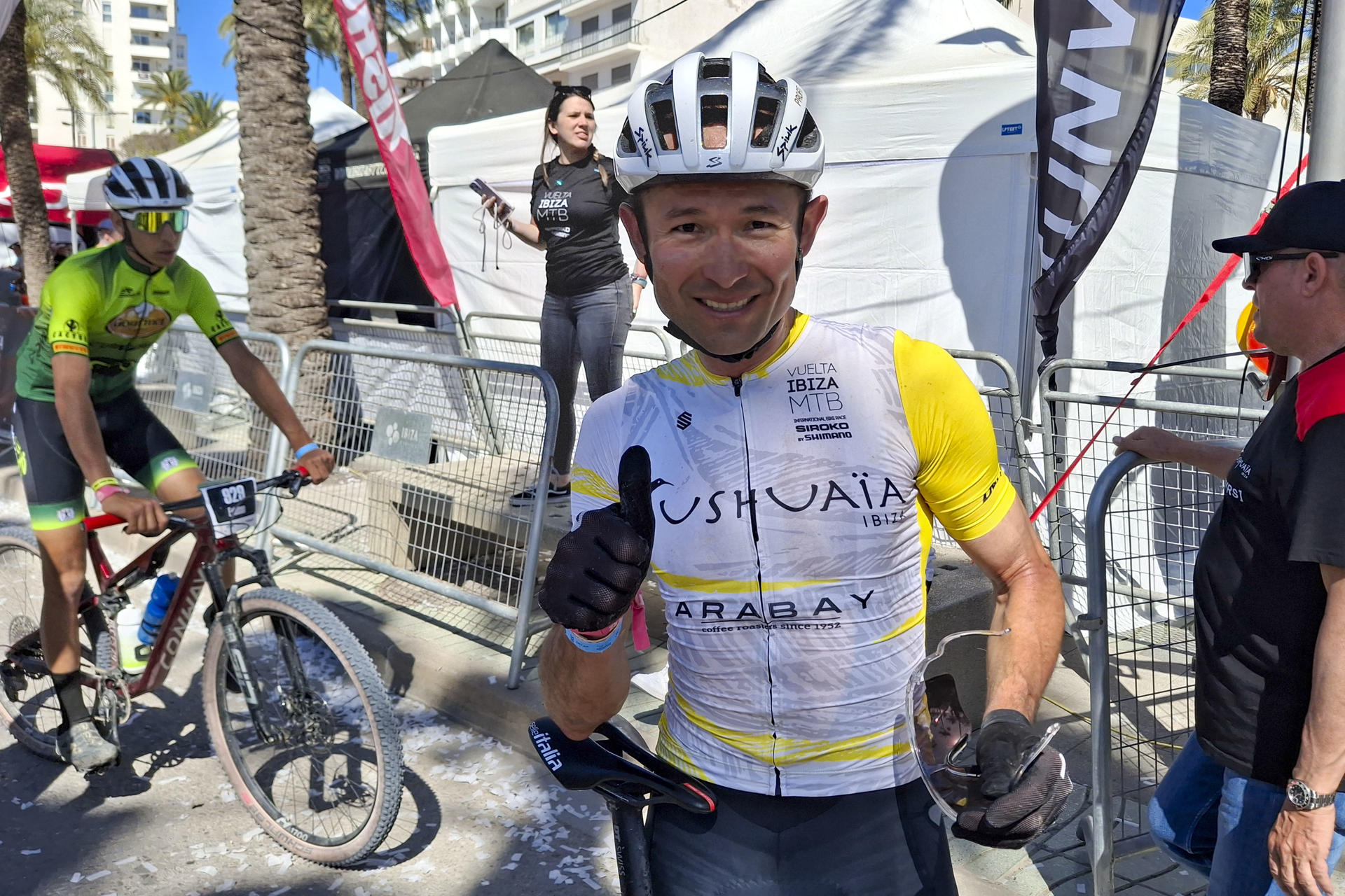 El colombiano Leonardo Páez (en la imagen), y su pareja el italiano Dario Cherchi, revalidaron el título como vencedores de la 24a edición de la Vuelta a Ibiza MTB Siroko by Shimano una vez finalizada la tercera y última etapa de 57 km disputada con salida y meta en Sant Antoni de Portmany. EFE/Carlos De Torres