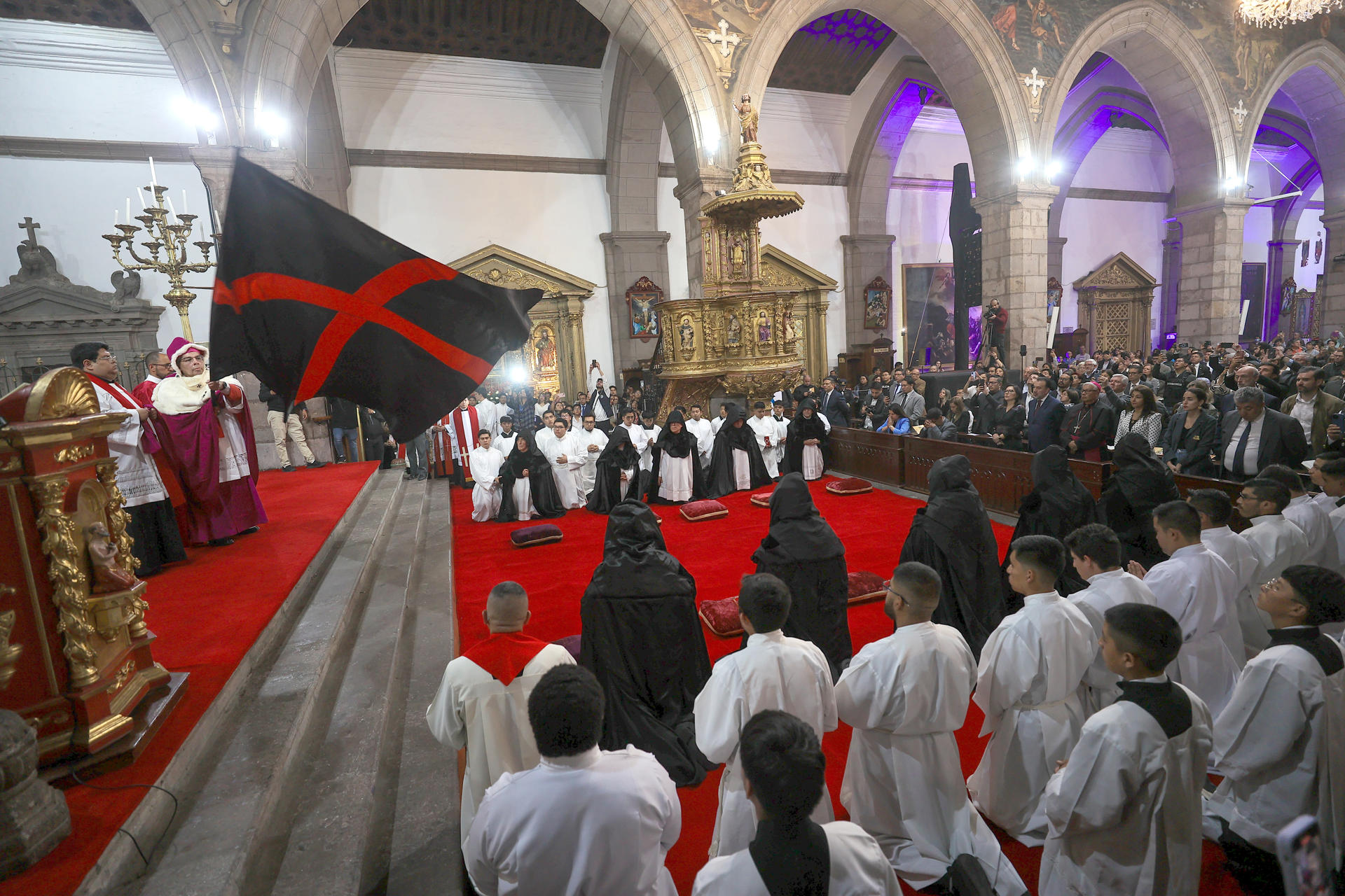 Personas participan durante una celebración tradicional de Semana Santa este miércoles en Quito (Ecuador). EFE/José Jácome