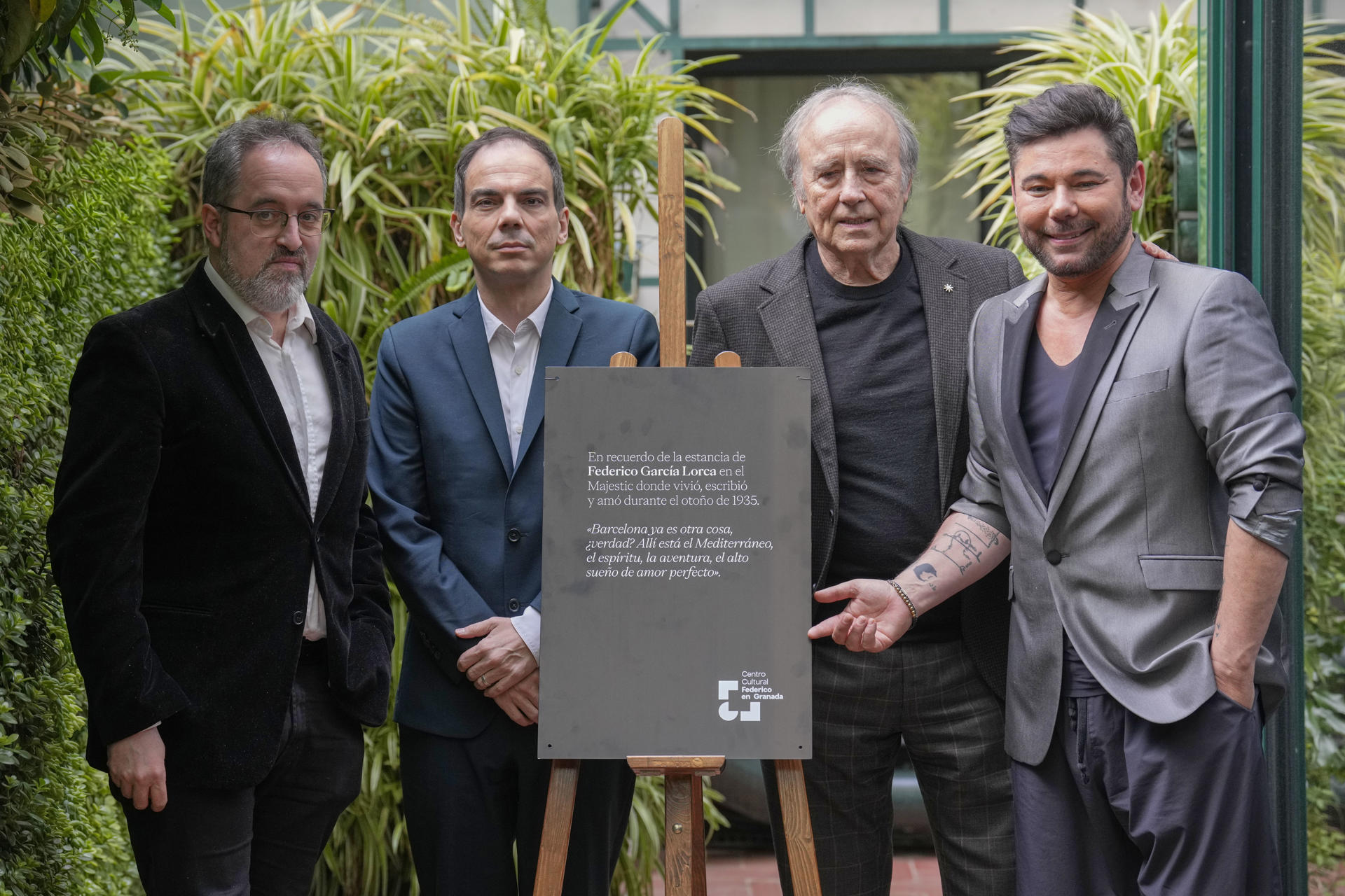 Miguel Poveda (d), Alberto Conejero (2i), y Joan Manuel Serrat, y el historiador Víctor Fernández (i), participan en un homenaje a García Lorca en el Hotel Majestic, donde el poeta ya recibió un homenaje en el año 1935, este jueves en Barcelona.-EFE/ Alejandro García