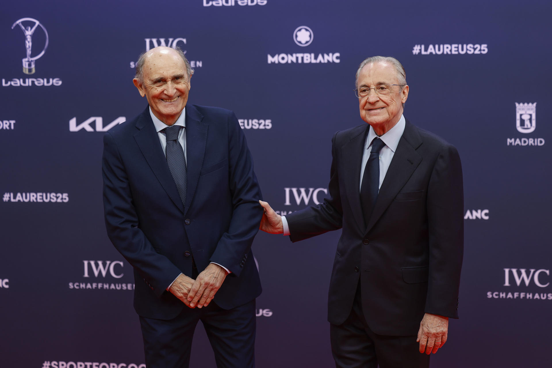 El presidente del Real Madrid, Florentino Pérez (d) y el  presidente de honor, José Martínez Sánchez "Pirri" posan a su llegada a la ceremonia de entrega de los Premios Laureus, este lunes en el Palacio Cibeles de Madrid. EFE/ Mariscal