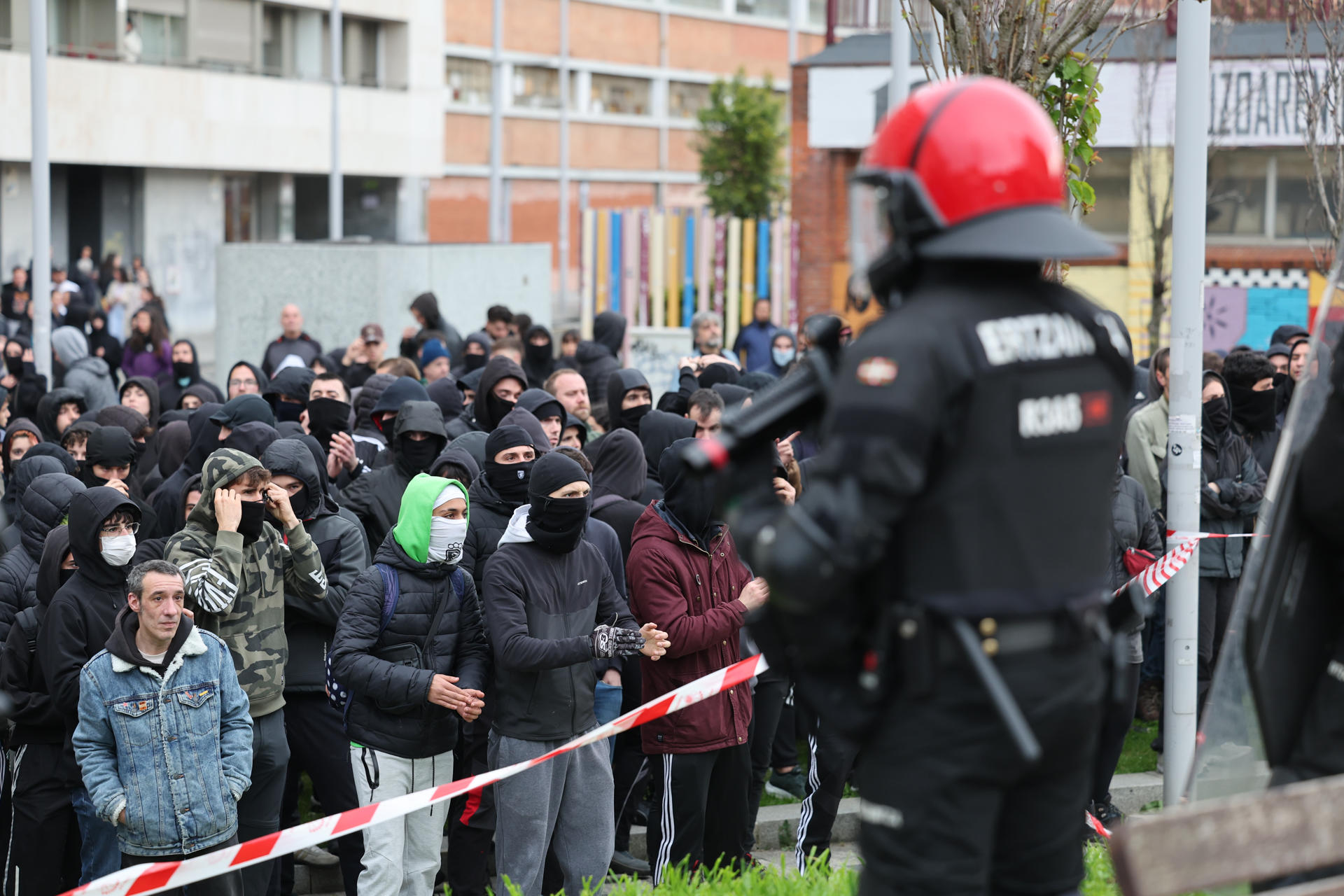 La Ertzaintza ha entrado este viernes por un garaje adyacente al gaztetxe Etxarri, en el barrio de Rekalde (Bilbao), un centro juvenil okupado cuyo desalojo por orden judicial está previsto para este viernes. Patrullas de ese cuerpo se encuentran en el interior, donde han permanecido toda la noche un grupo de jóvenes. EFE/ Luis Tejido