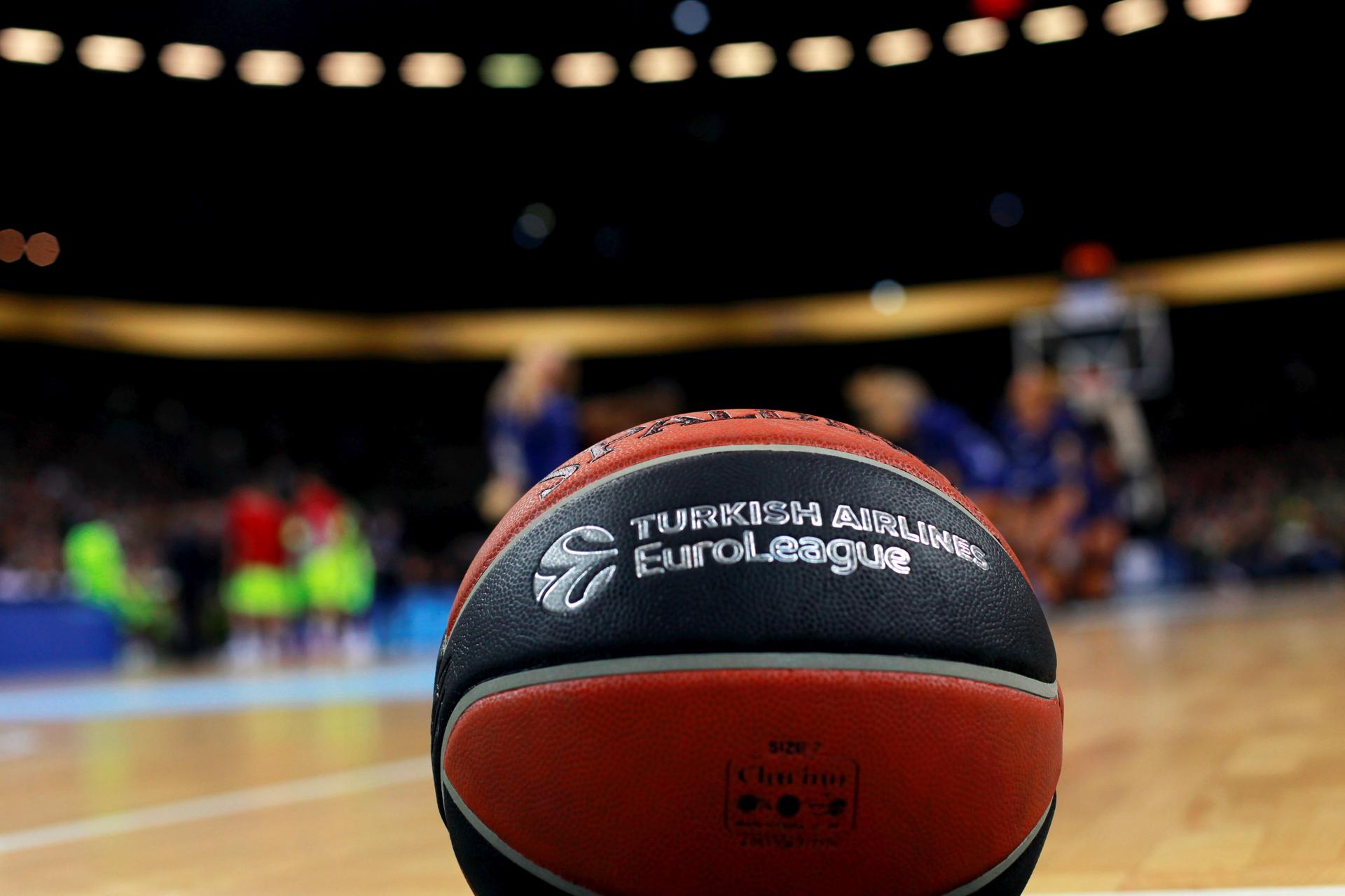 Foto de archivo de un balón de la Euroliga de baloncesto.EFE/EPA/TOMS KALNINS