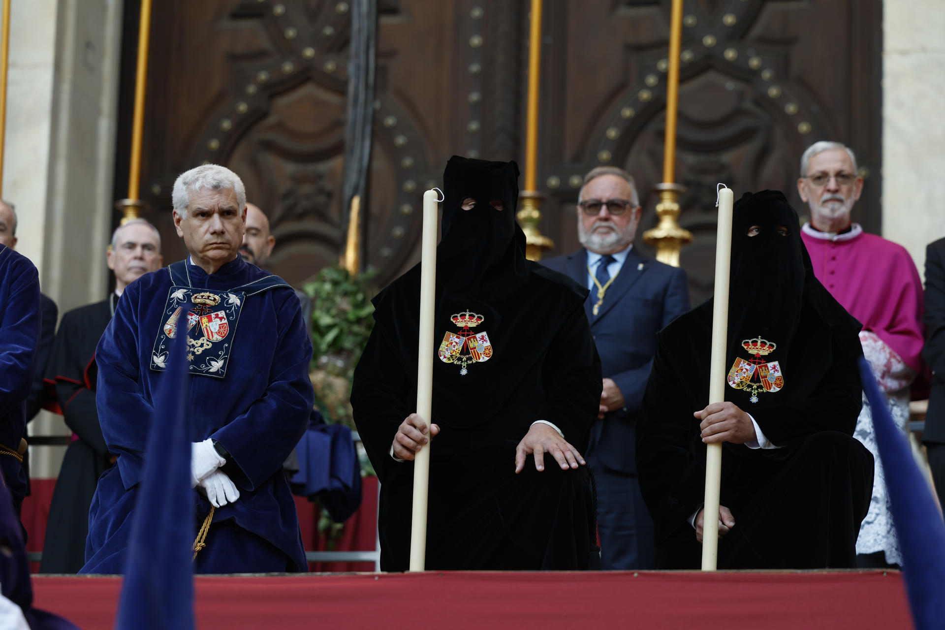 Los presos junto al hermano mayor de la cofradía de El Rico, Ramón Barea (i), esperan la liberación este Miércoles Santo en la catedral de Málaga. EFE/Jorge Zapata