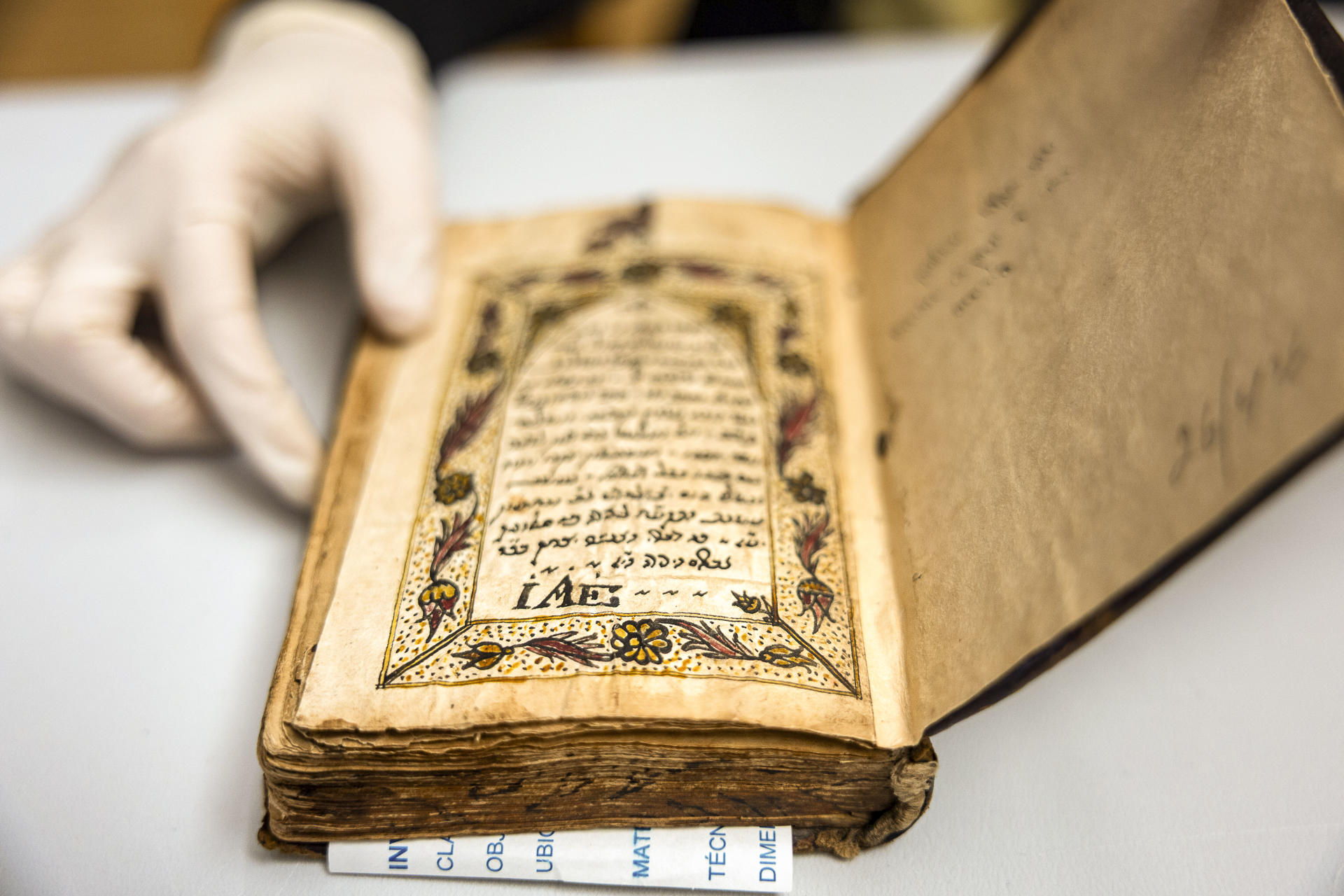 El Museo Sefardí atesora un fondo bibliográfico de más de 20.000 piezas, la más antigua una gramática hebrea de 1526, según han mostrado a EFE, con motivo del Día del Libro, los bibliotecarios del museo Diego Fernández y Bárbara Pardo tras el trabajo de reorganización realizado en ese espacio. EFE/Ismael Herrero