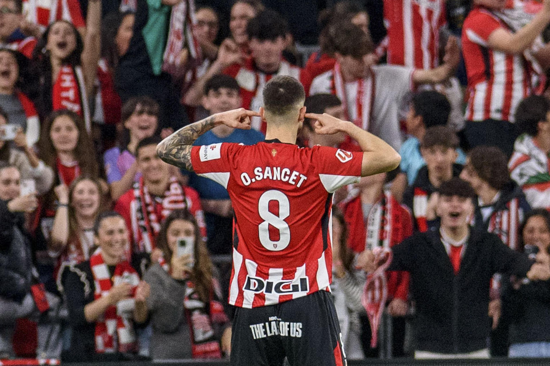 El centrocampista del Athletic Oihan Sancet celebra tras marcar el primer gol del equipo bilbaíno, durante el partido de LaLiga que Athletic Club y Rayo Vallecano disputaron en el estadio de San Mamés, en Bilbao. EFE/Javier Zorrilla