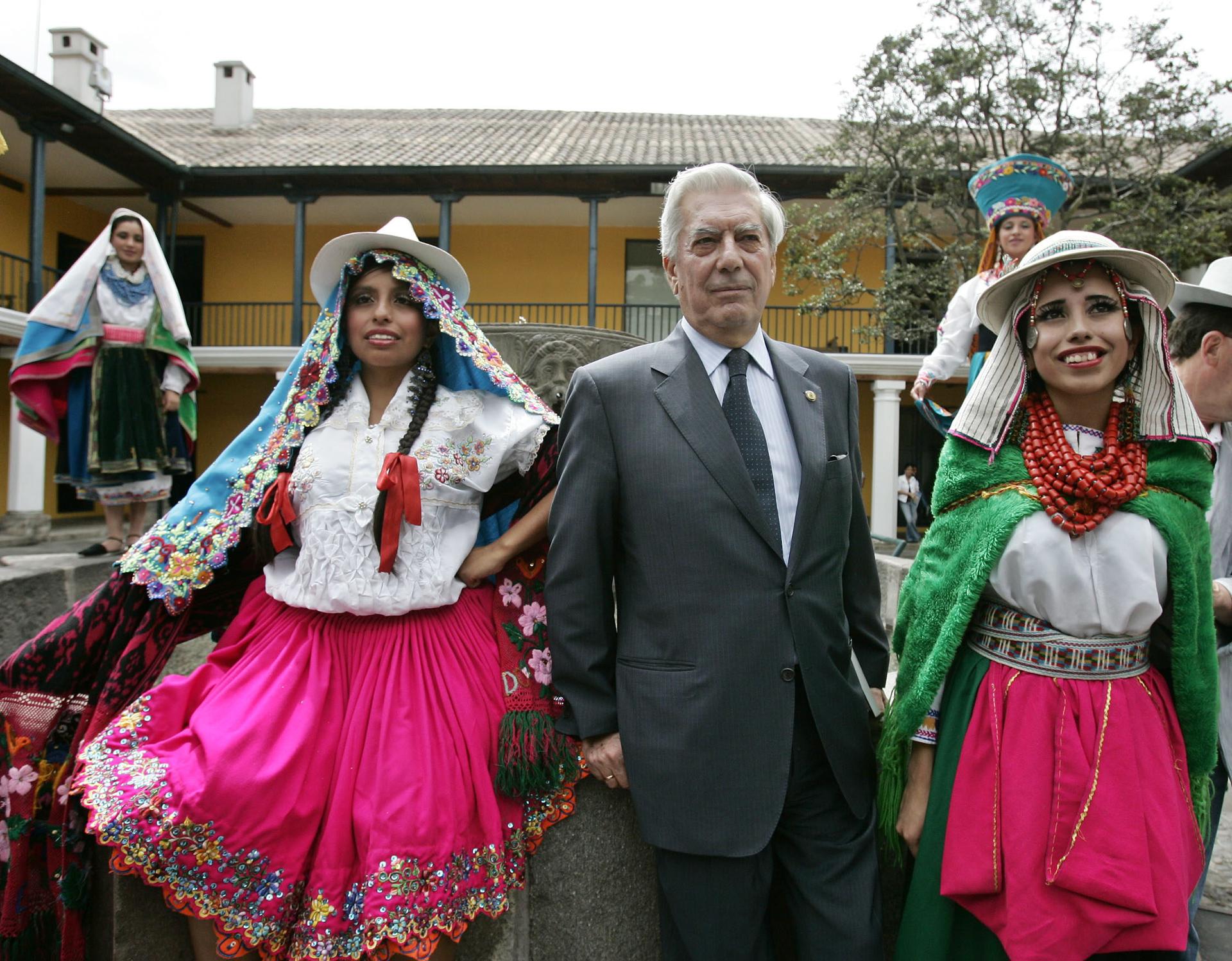 Fotografía de archivo, tomada en junio de 2007, del escritor peruano Mario Vargas Llosa (c-d), al posar junto a un grupo de bailarinas ataviadas con trajes típicos ecuatorianos, en Quito (Ecuador). EFE/José Jácome