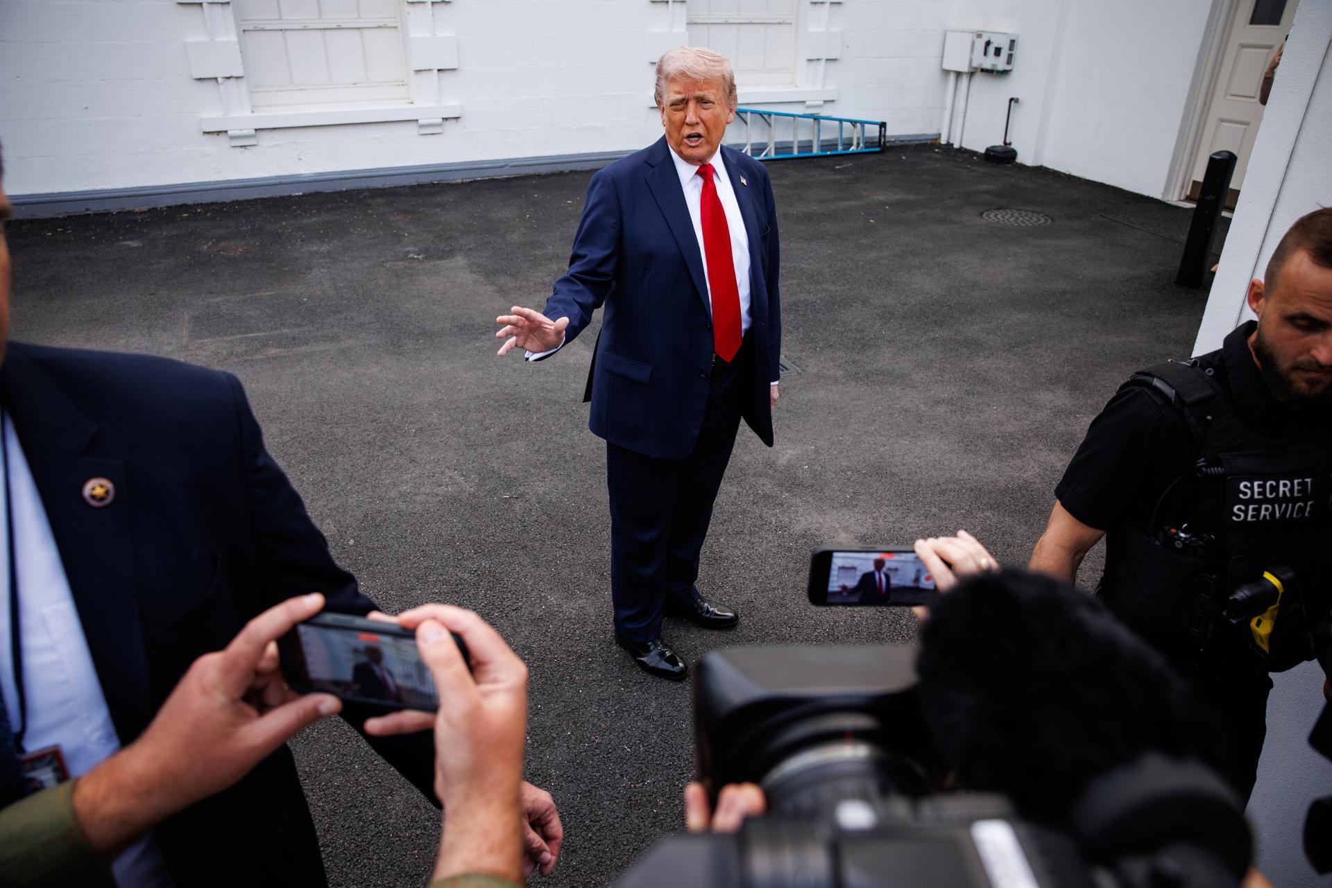 El presidente de Estados Unidos, Donald Trump, recibió una nueva demanda por la imposición mundial de aranceles. EFE/EPA/SAMUEL CORUM / POOL