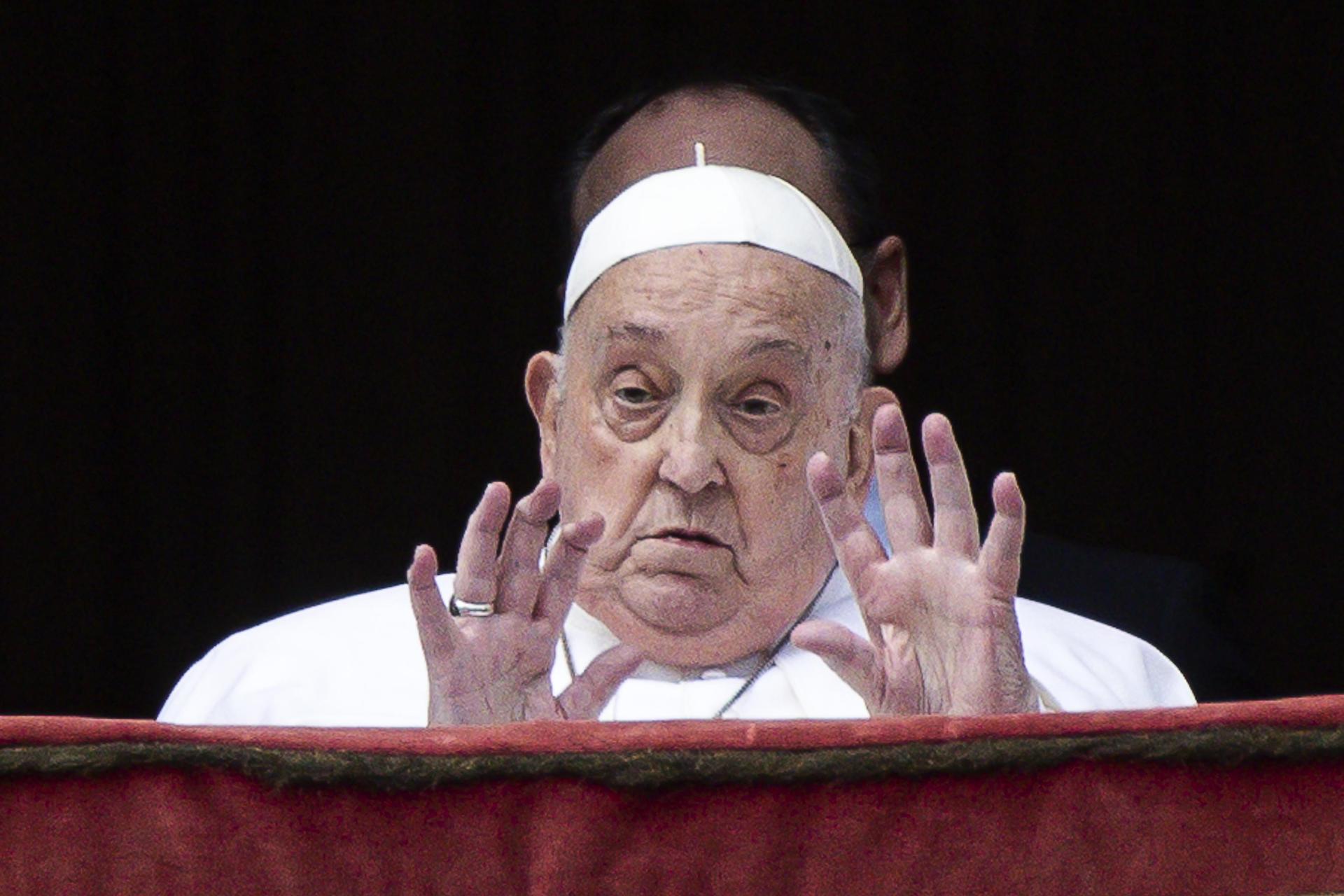 CIUDAD DEL VATICANO, El papa Francisco mientras saluda a los asistentes durante la bendición Urbi et Orbi tras la misa del Domingo de Resurrección en la Plaza de San Pedro Vaticano. El papa Francisco falleció este lunes a las 7.35 horas (5.35 GMT) en su residencia de la Casa Santa Marta, anunció en un vídeo mensaje el camarlengo, el cardenal Kevin Joseph Farrel. EFE/ Angelo Carconi