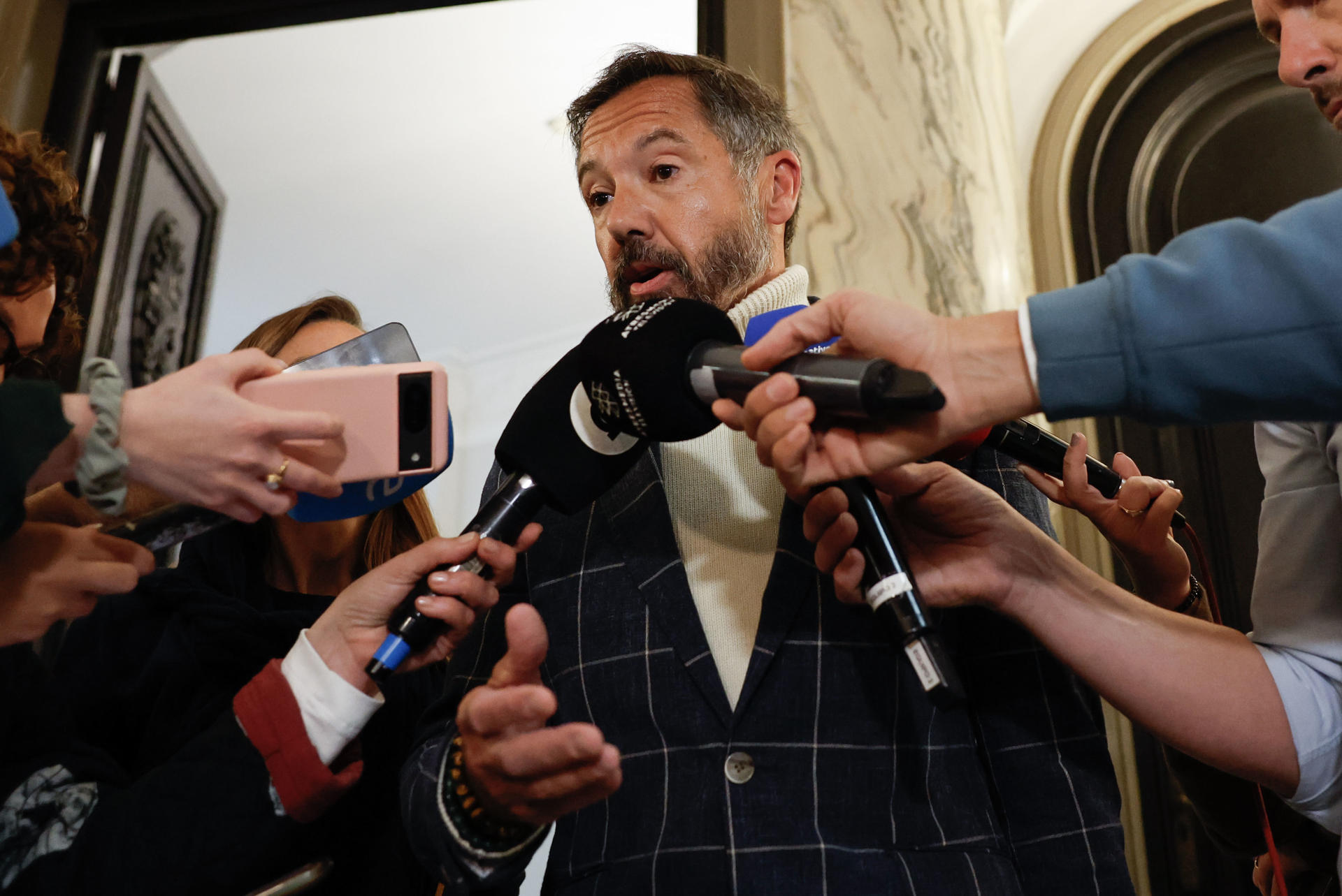 El edil de Vox Juan Manuel Badenas ofrece declaraciones a la salida del Pleno del Ayuntamiento de Valencia mientras agentes de la UCO de la Guardia Civil registran el Consistorio en busca de contratos del edil este miércoles, en Valencia. EFE/ Ana Escobar