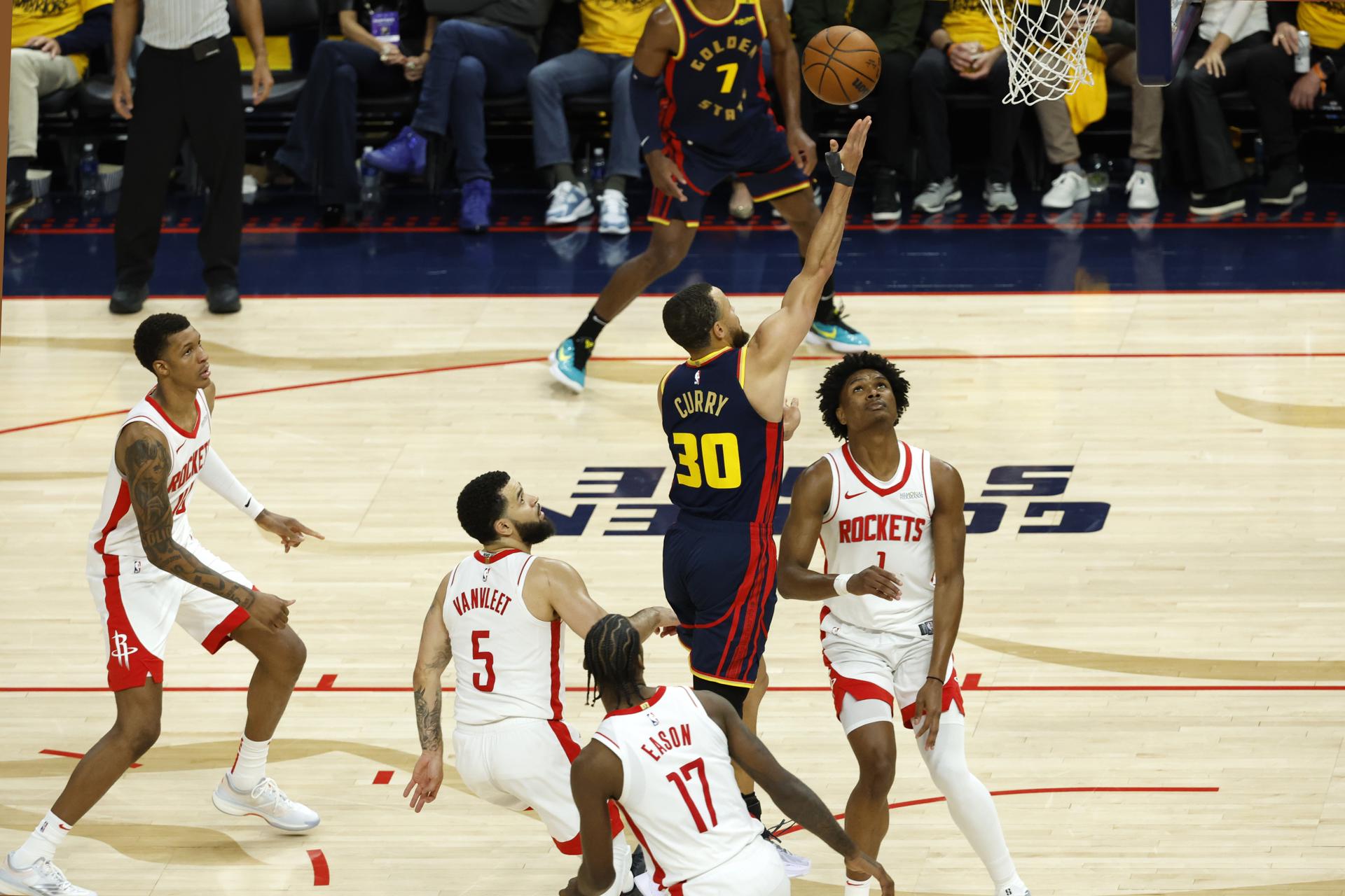 El escolta de los Golden State Warriors Stephen Curry (2-D) entra a canasta ante los Houston Rockets. EFE/EPA/JOHN G. MABANGLO SHUTTERSTOCK FUERA