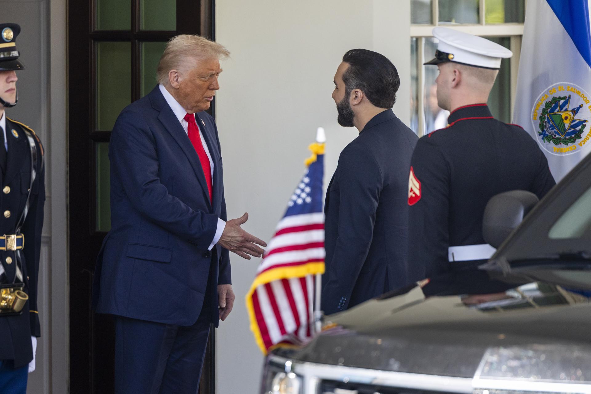 El presidente de EE.UU., Donald J. Trump, saluda al presidente de El Salvador, Nayib Bukele, afuera de la Oficina Oval de la Casa Blanca en Washington, DC, EE.UU. EFE/SHAWN THEW