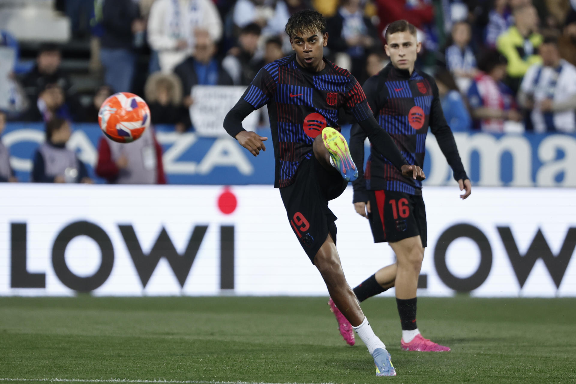 El delantero del FC Barcelona Lamine Yamal calienta antes del partido de LaLiga que CD Leganés y FC Barcelona disputaton en el estadio de Butarque. EFE/Sergio Pérez
