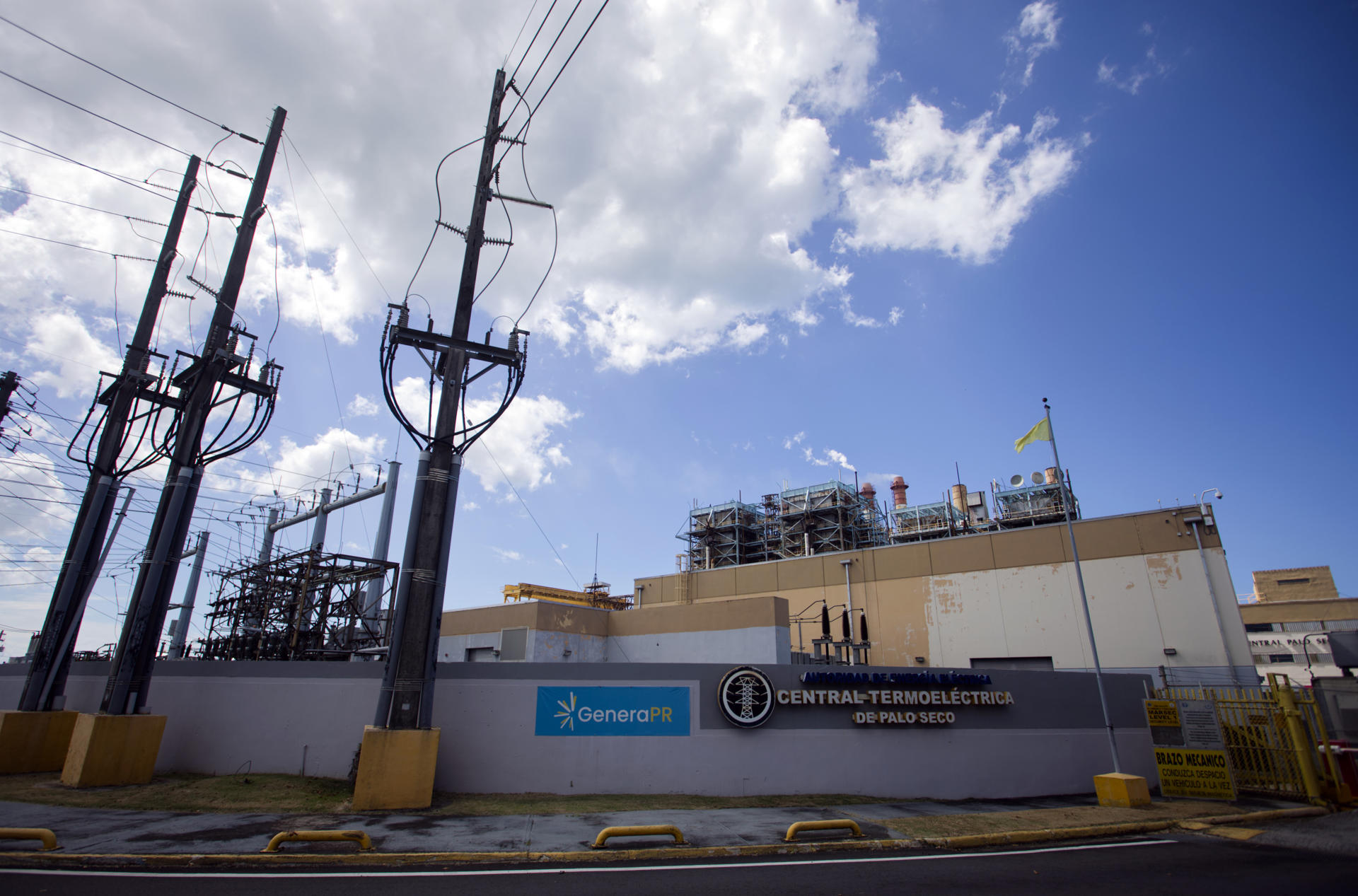 Vista general este miércoles, 16 de junio, de la Central Termoeléctrica del barrio de Palo Seco, en Toa Baja (Puerto Rico). EFE/Thais Llorca