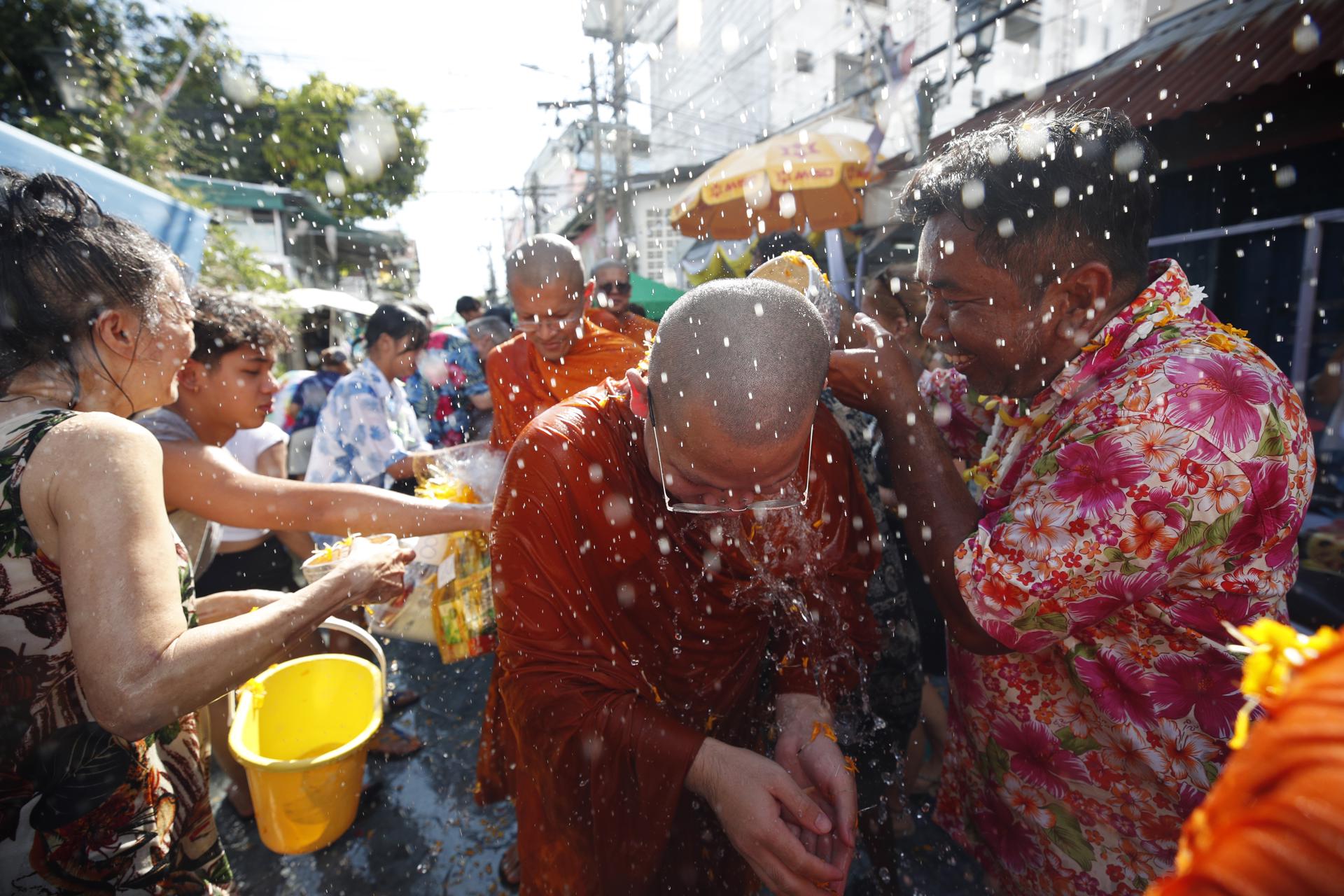 Fotografía de archivo, tomada el 13/04/2025, que muestra a tailandeses jugando con agua durante el festival por el Año Nuevo budista, conocido como Songkran. EFE/EPA/RUNGROJ YONGRIT