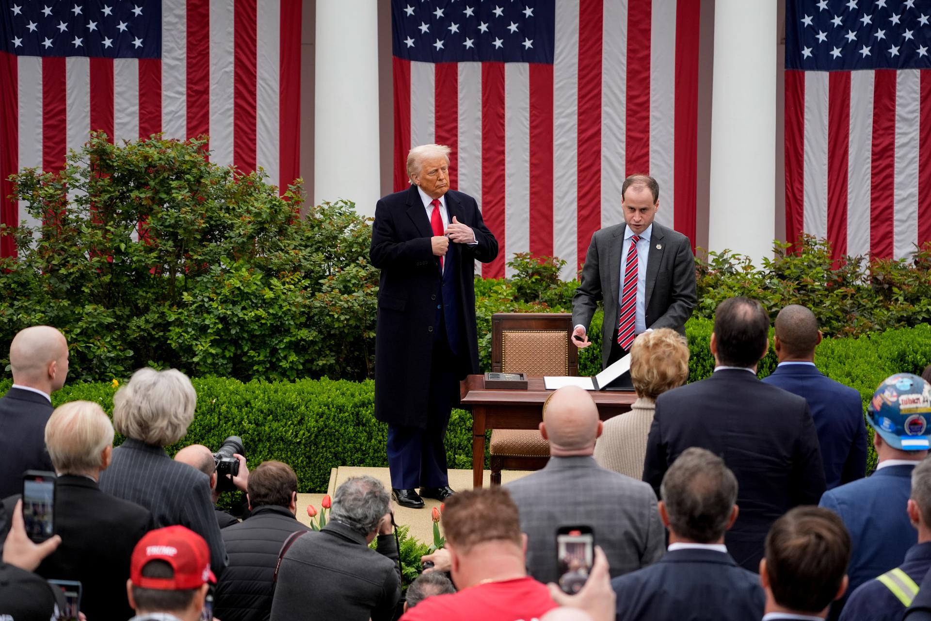 El presidente de EE.UU., Donald Trump, durante el anuncio de aranceles en el Jardín de las Rosas de la Casa Blanca en Washington, D.C., EE.UU. EFE/EPA/KENT NISHIMURA / POOL