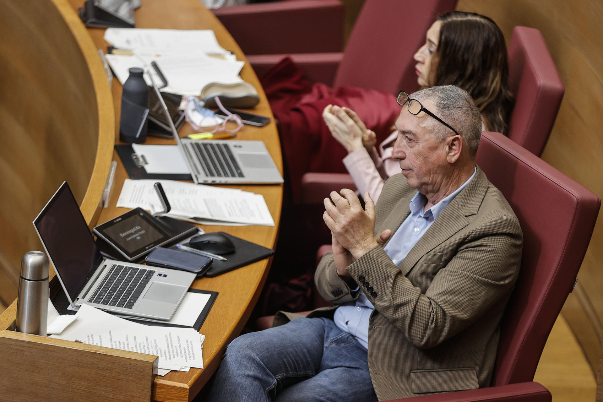 El síndic de Compromís en Les Corts, Joan Baldoví, ha afirmado este miércoles que la Generalitat ya sabía que había personas fallecidas a las 19:34 horas del 29 de octubre, el día de la dana que dejó 228 fallecidos en la provincia de Valencia, aunque no lo reconoció hasta la medianoche. En la imagen Baldoví durante le pleno de Les Corts de hoy miércoles. EFE/Manuel Bruque
