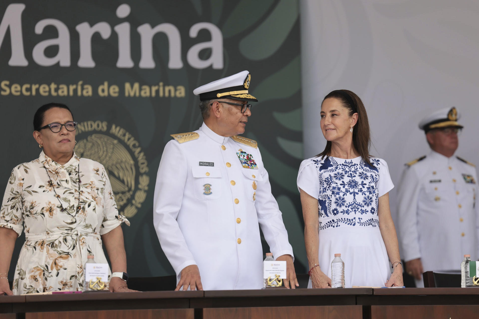 Fotografía cedida por la Presidencia de México de la mandataria mexicana, Claudia Sheinbaum, durante un acto protocolario este lunes, en la Heroica Escuela Naval Militar de Antón Lizardo, en Alvarado (México). EFE/ Presidencia De México / SOLO USO EDITORIAL/ NO VENTAS /SOLO DISPONIBLE PARA ILUSTRAR LA NOTICIA QUE ACOMPAÑA (CRÉDITO OBLIGATORIO)