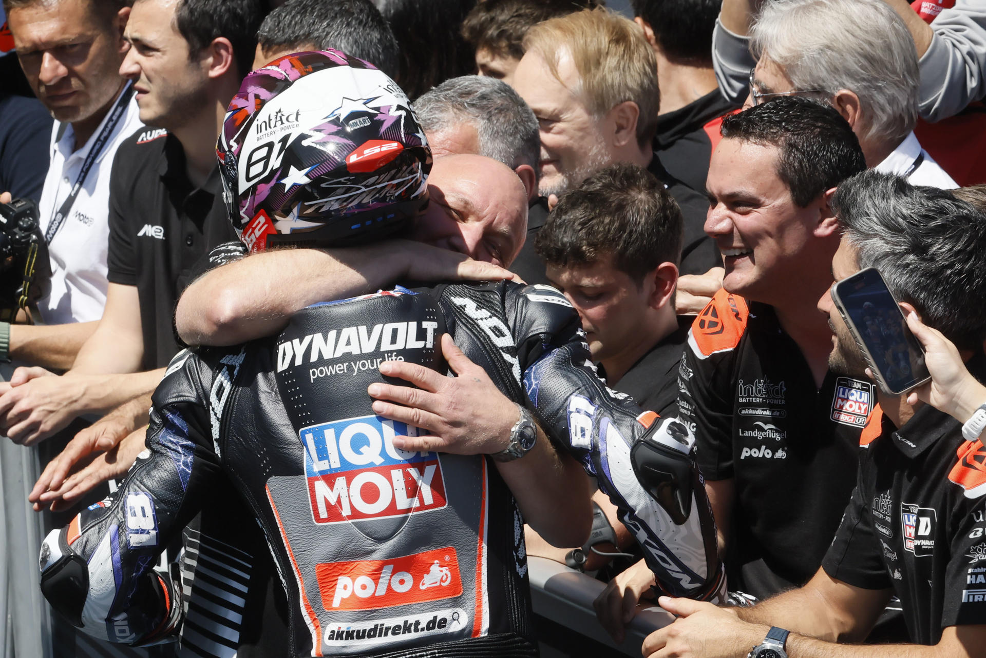 El piloto español Manuel González, del equipo Liqui Moly Dynavolt Intact GP, celebra su victoria en la carrera de Moto2 del Gran Premio de España MotoGP 2025 en el circuito 'Ángel Nieto' de Jerez de la Frontera. EFE/ Jose Manuel Vidal