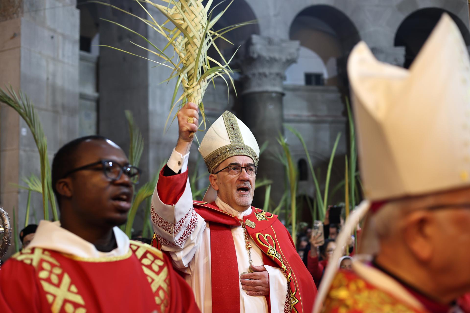 El Patriarca Latino de Jerusalén, el cardenal italiano Pierbattista Pizzaballa, asiste a la procesión de Domingo de Ramos en la iglesia del Santo Sepulcro en la Ciudad Vieja de Jerusalén, el 13 de abril de 2025. El Domingo de Ramos es el relato bíblico de la entrada de Jesucristo en Jerusalén, que da inicio a la Semana Santa, que es la última semana de Cuaresma. EFE/EPA/ATEF SAFADI
