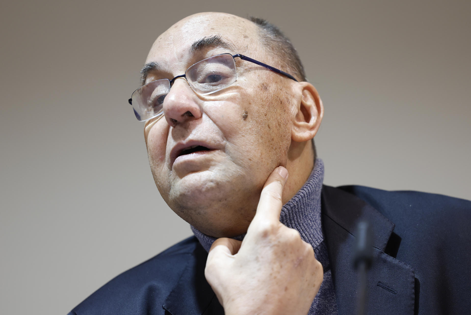 MADRID, 23/02/2024.- Imagen de archivo del exvicepresidente del Parlamento europeo y exdirigente del PP y de Vox, Alejo Vidal-Quadras, explica por donde salió el disparo durante su comparecencia ante la prensa para informar sobre el atentado que sufrió el 9 de noviembre del pasado año cerca de su casa en Madrid. EFE/ Mariscal
