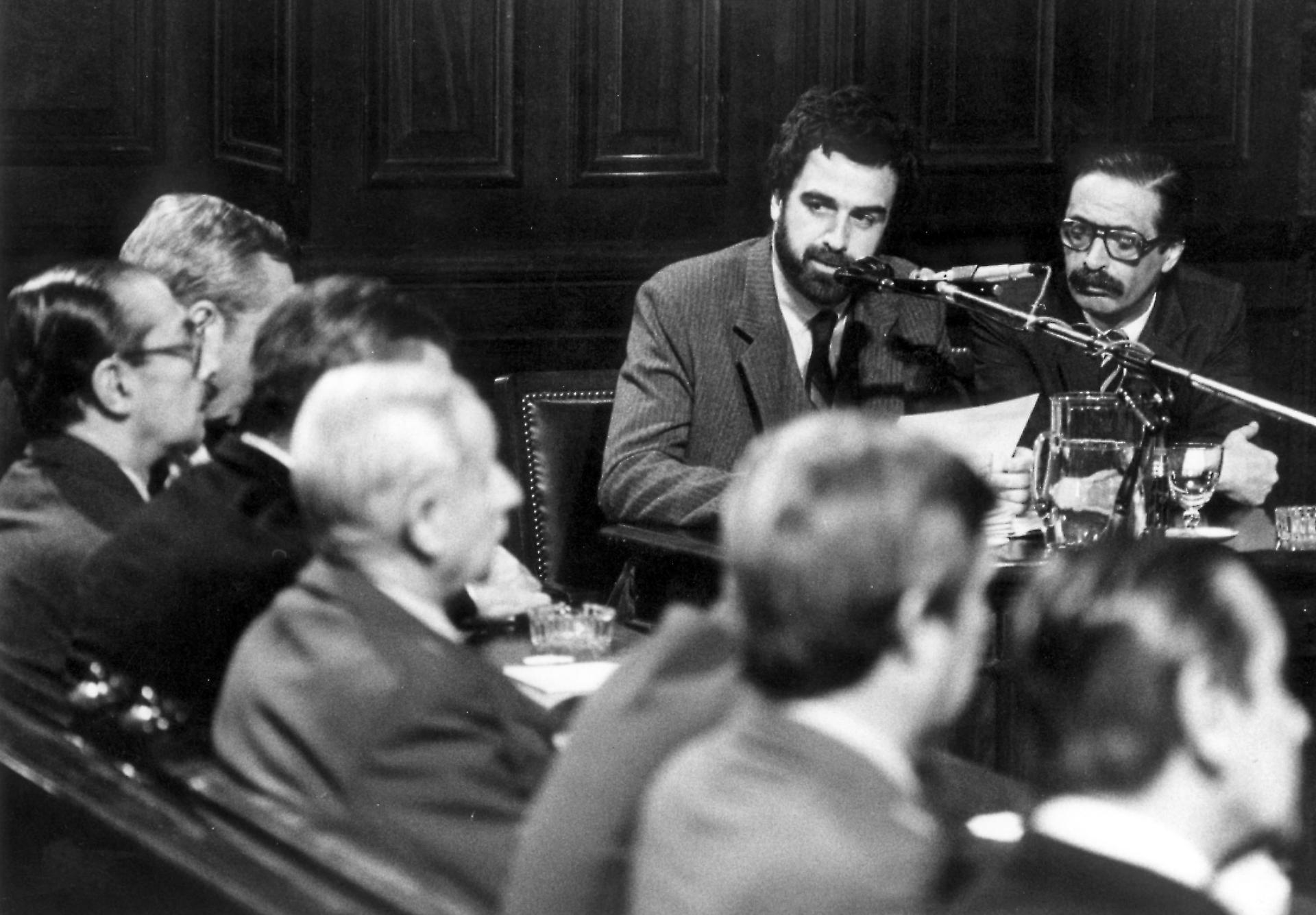 Los fiscales Strassera (d) y Ocampo (i) junto a los militares que encabezaron la dictadura, entre ellos los ex presidentes Videla, Viola y Galtieri. EFE/ArchivoTelam