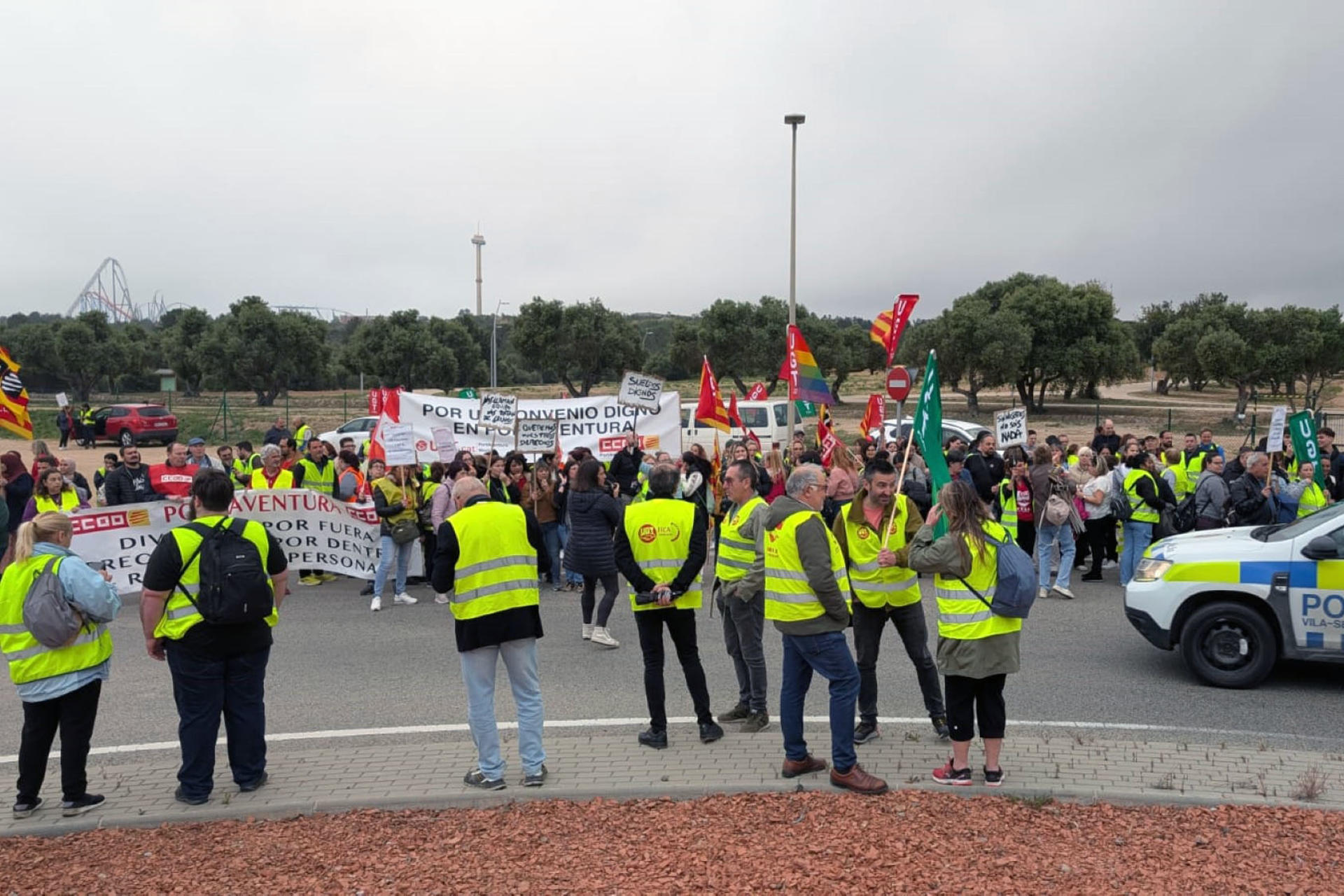 GRAFCAT7155. VILA-SECA (TARRAGONA), 19/04/2025.- Cientos de trabajadores en huelga protestan esta mañana frente a las puertas de PortAventura World. EFE/Javier Díaz
