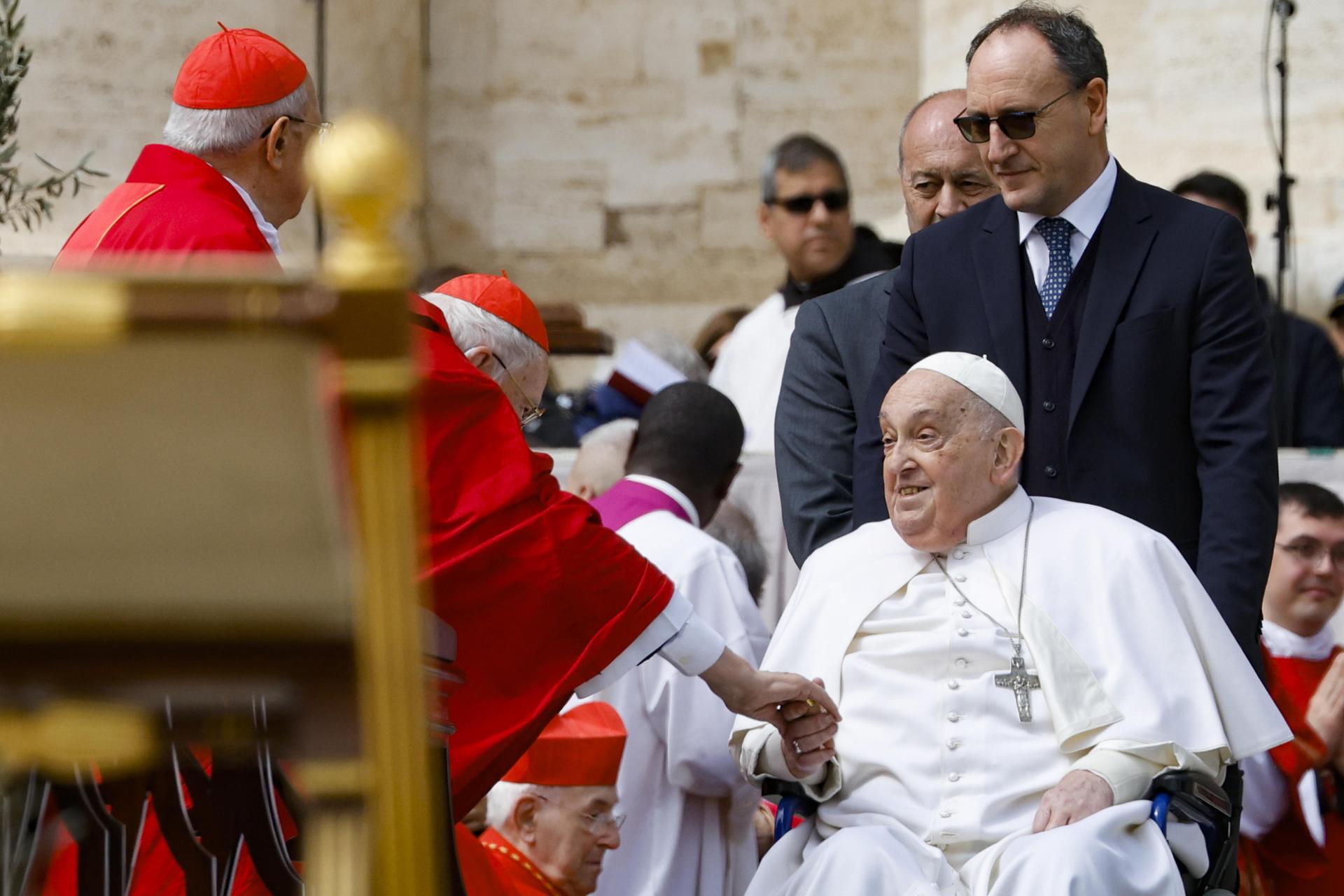 El Papa Francisco saluda a los fieles al final de la Misa del Domingo de Ramos en la Plaza de San Pedro en el Vaticano, el 13 de abril de 2025. EFE/EPA/FABIO FRUSTACI