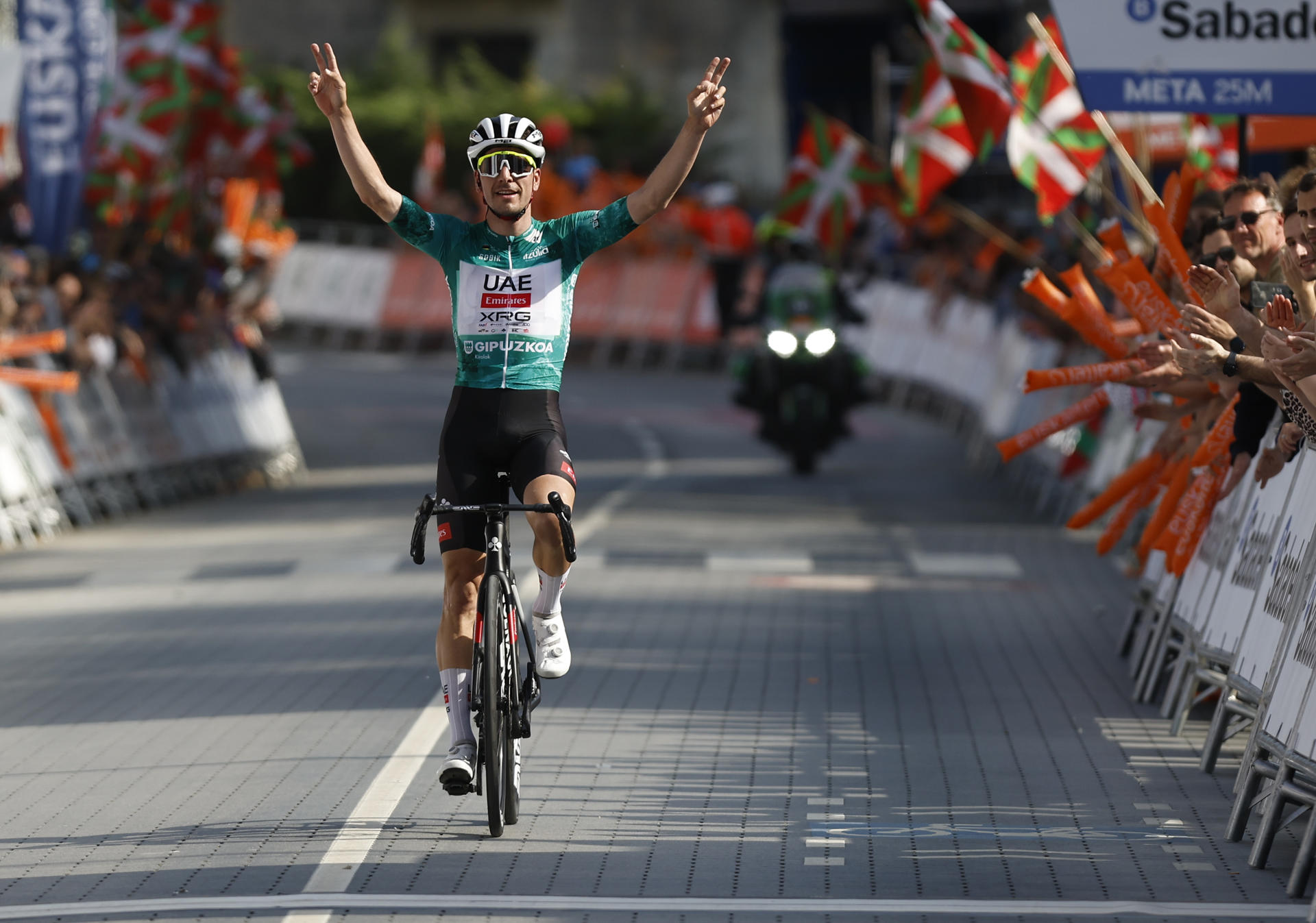 El ciclista Joao Almeida, del equipo UAE Team Emirates XRG, se ha impuesto este jueves en la meta de la cuarta etapa de la Itzulia Basque Country o Vuelta ciclista al País Vasco, de 169,6 kilómetros de recorrido entre la localidad guipuzcoana de Beasain y la vizcaína de Markina Xemein, con siete puertos de montaña, entre ellos Ixua, de primera categoría y rampas del 20 %. EFE/Miguel Toña