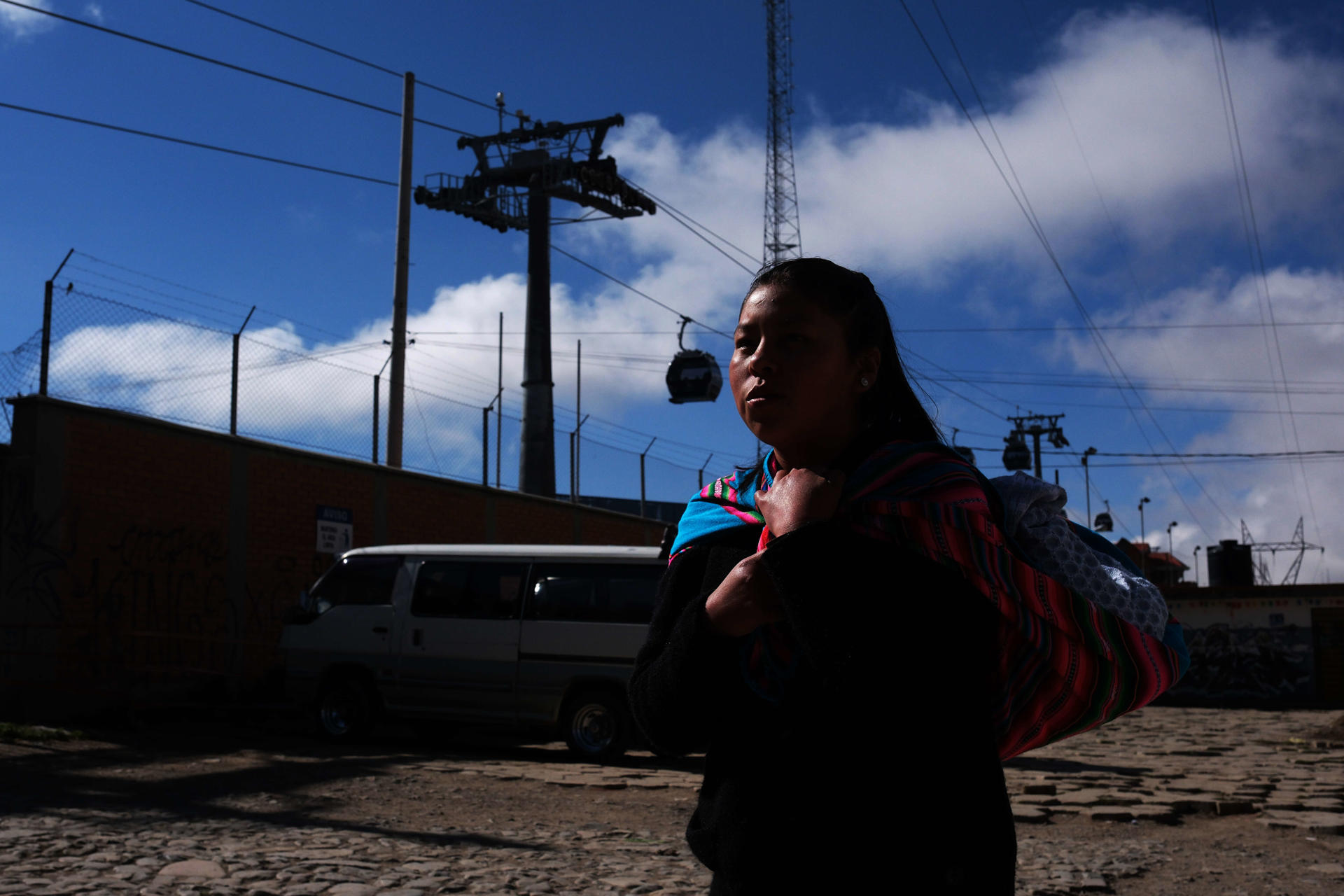 Fotografía del 8 de abril de 2025 de una joven cargando un bebé en El Alto (Bolivia). EFE/ Luis Gandarillas