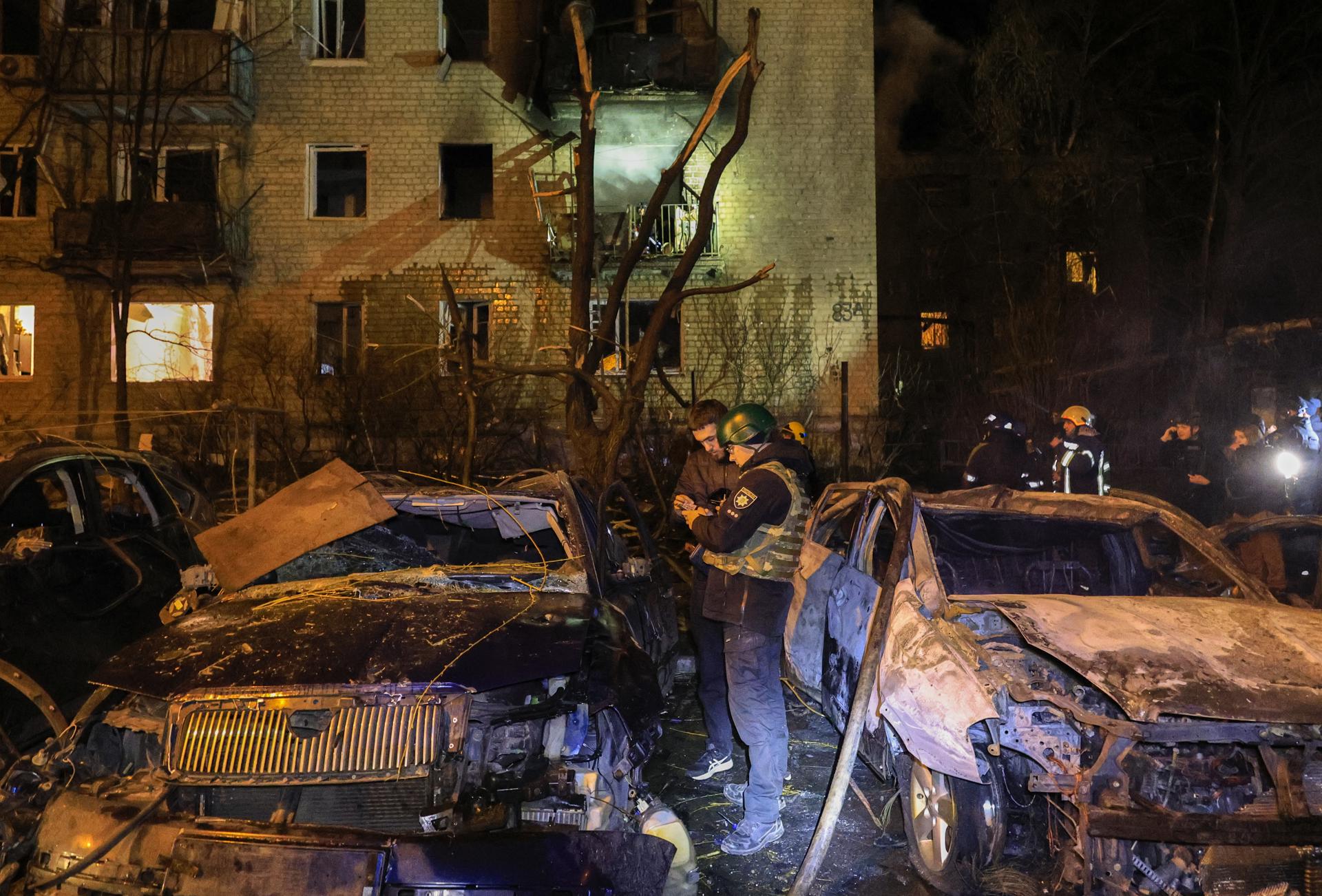Personal de emergencias ucraniano tras el ataque de la pasada noche en Járkov. EFE/EPA/SERGEY KOZLOV