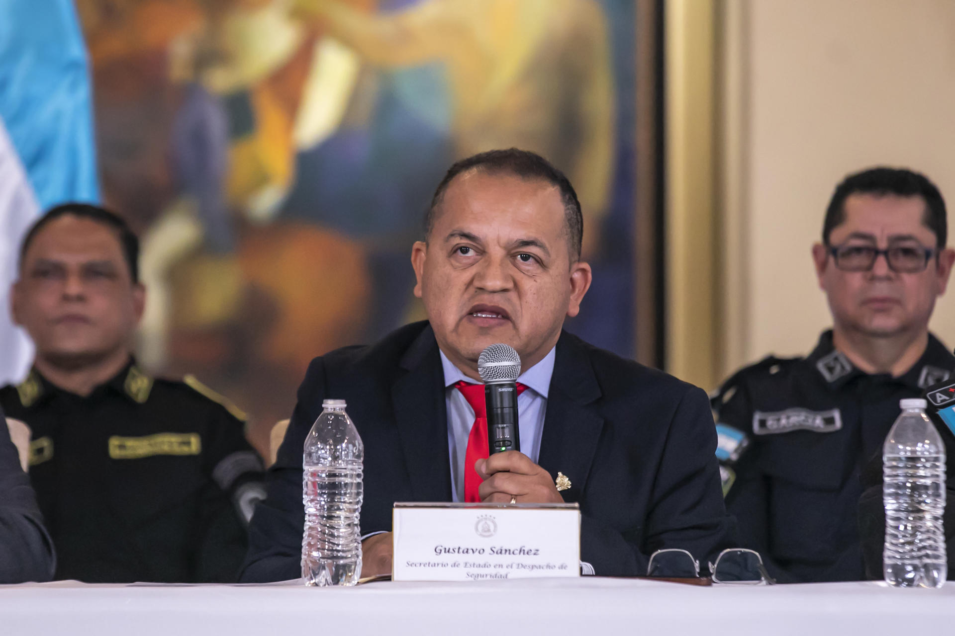 Fotografía cedida este viernes, 4 de abril, por la Casa Presidencial del Ministro de Seguridad de Honduras en la que aparece el secretario hondureño de Seguridad, Gustavo Sánchez, durante una conferencia de prensa, en Tegucigalpa (Honduras). EFE/Casa Presidencial del Ministro de Seguridad de Honduras