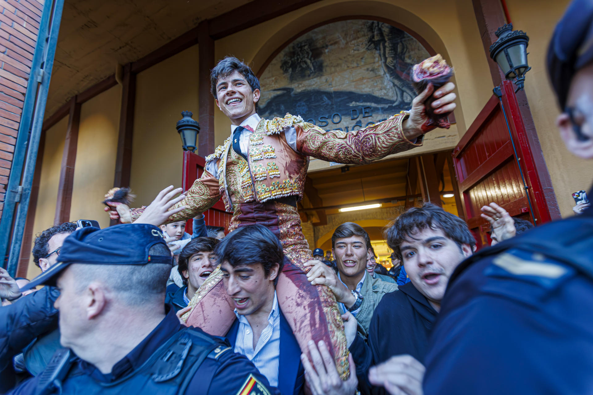 El novillero Aarón Palacio sale a hombros de la plaza de La Misericordia, al finalizar la primera novillada con picadores de la Feria Taurina de San Jorge 2025, este sábado en Zaragoza. EFE/JAVIER BELVER