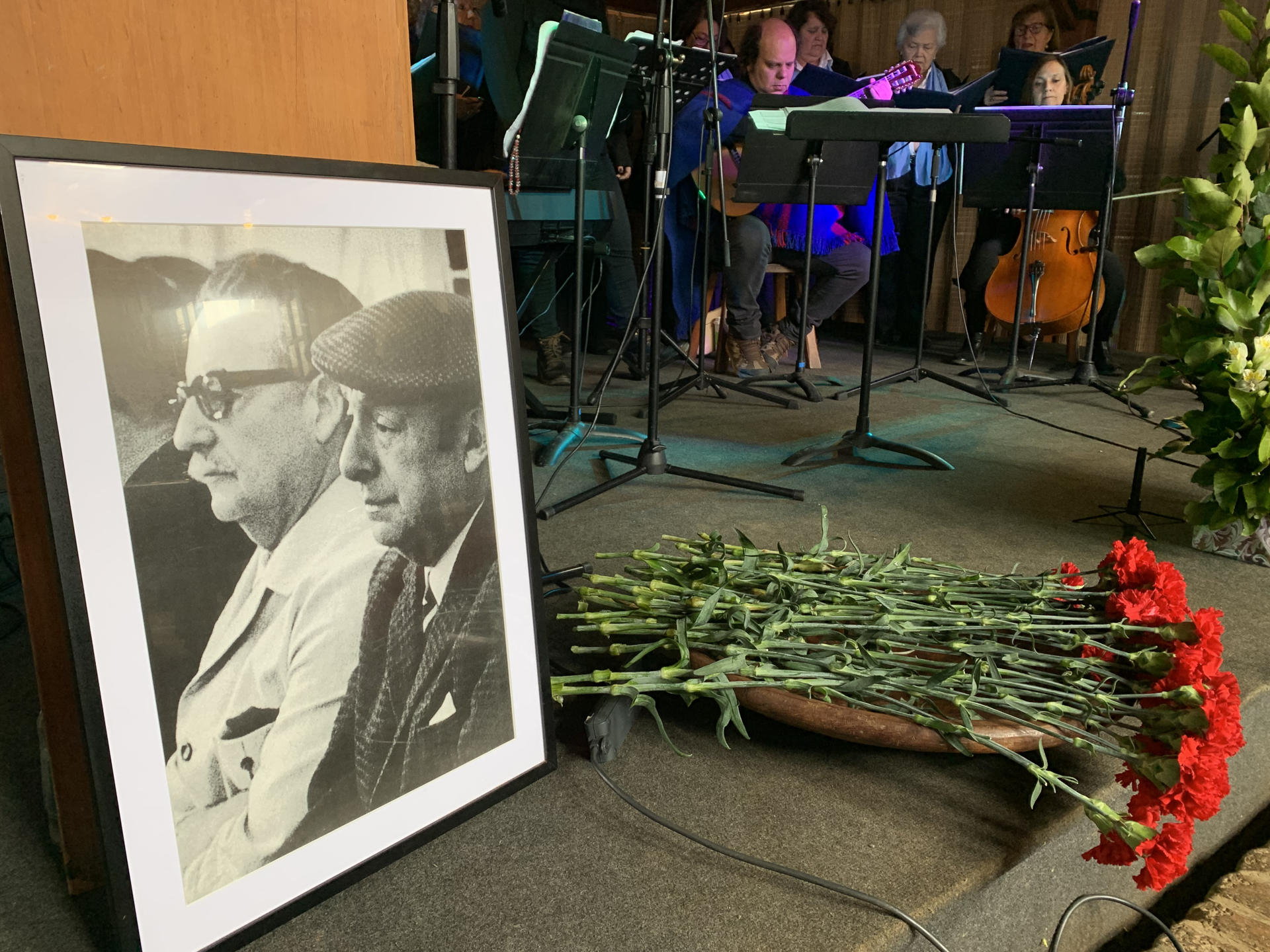 Fotografía de archivo donde se ve una imagen de Pablo Neruda con el presidente de Chile Salvador Allende. EFE/ Javier Martín