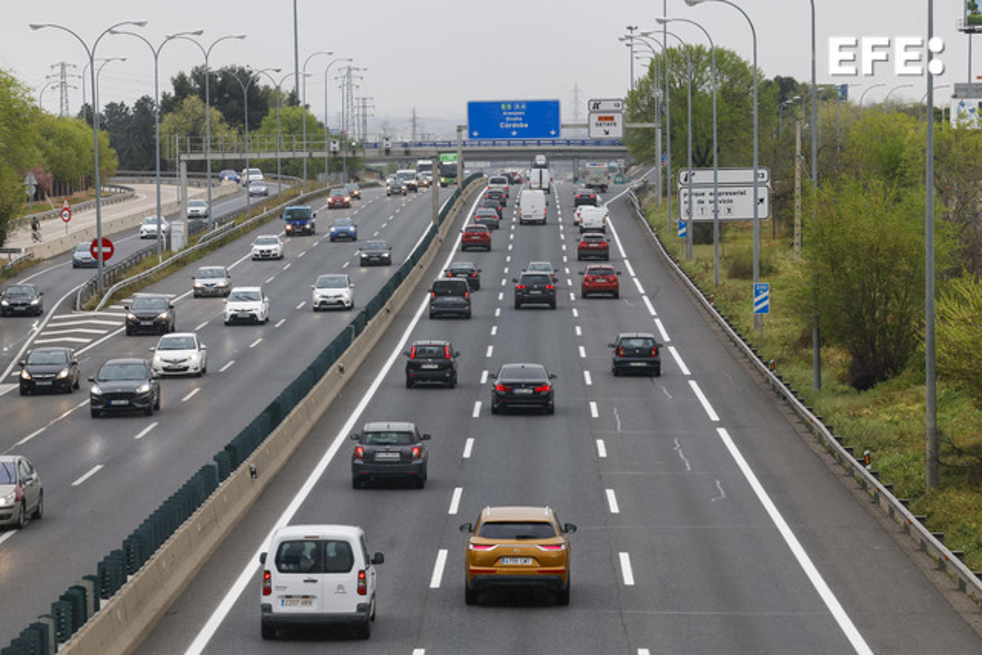 Vista de la salida y entrada de Madrid por la A-4 este viernes, en el que comienza Operación salida de Semana Santa, en la que prevé más de 15,8 millones de desplazamientos por carretera. EFE/ J.P. Gandul