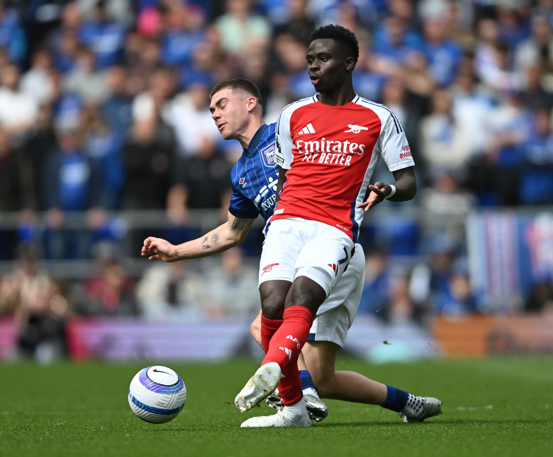 Bukayo Saka, en el momento de la entrada por detrás de Davis que le golpeó en el tendón de Aquiles. EFE/EPA/DANIEL HAMBURY.