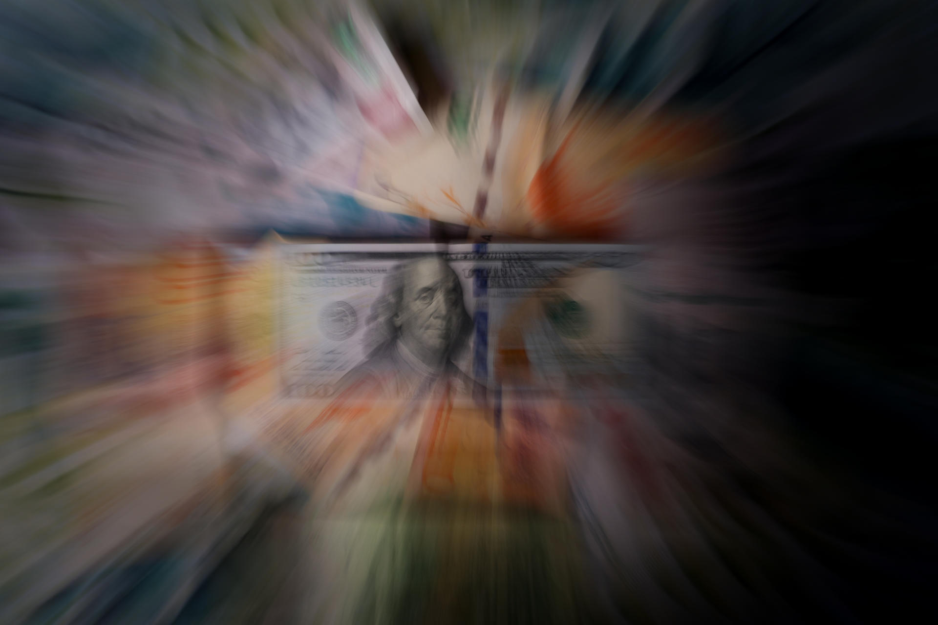 Fotografía de un billete de 100 dólares, en medio de varios billetes de pesos argentinos de distintas denominaciones, en Buenos Aires (Argentina). EFE/Juan Ignacio Roncoroni