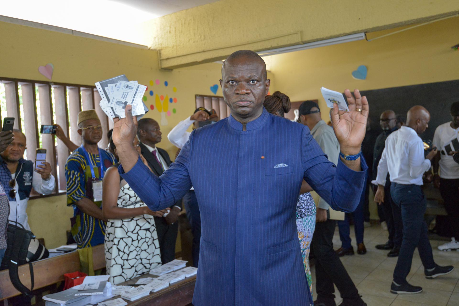 Brice Clotaire Oligui Nguema (c), presidente interino y líder de la junta militar de Gabón, este sábado 12 de abril al emitir su voto en Libreville, durante las elecciones presidenciales que ha ganado, más de 19 meses después de que haber destituido al entonces presidente Ali Bongo en un golpe de estado sin derramamiento de sangre. EFE/EPA/CHRIS DARCEL