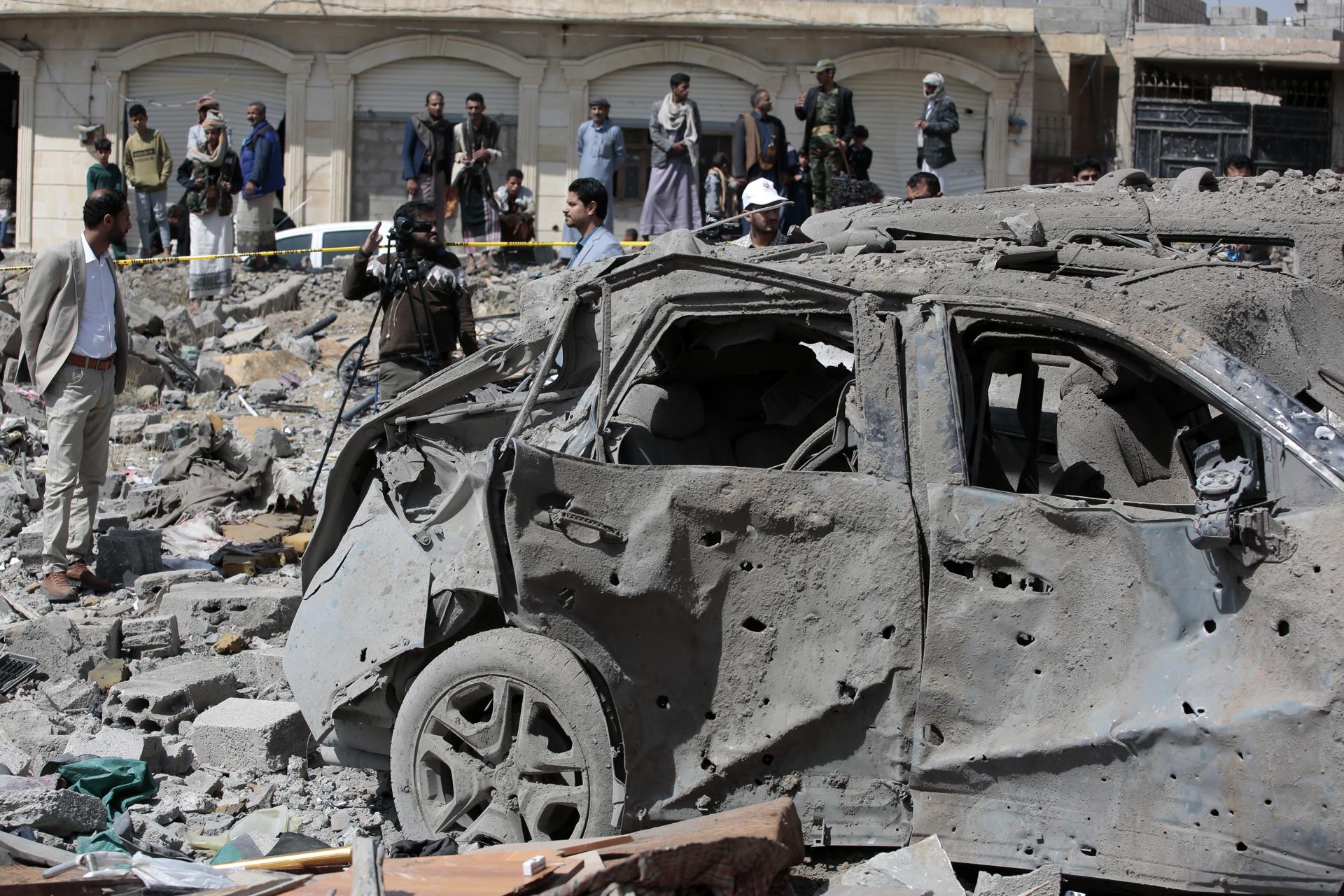 Personas inspeccionan un edificio dañado tras un ataque aéreo de EE. UU. en Sana'a, Yemen, 07 de abril de 2025. Según el Ministerio de Salud en la Sana'a administrada por los hutíes, al menos cuatro personas fueron asesinadas y 25 resultaron heridas en un ataque aéreo de EE. UU. contra un edificio residencial en el distrito de Sha'ub el 06 de abril. EFE/EPA/OSAMAH YAHYA