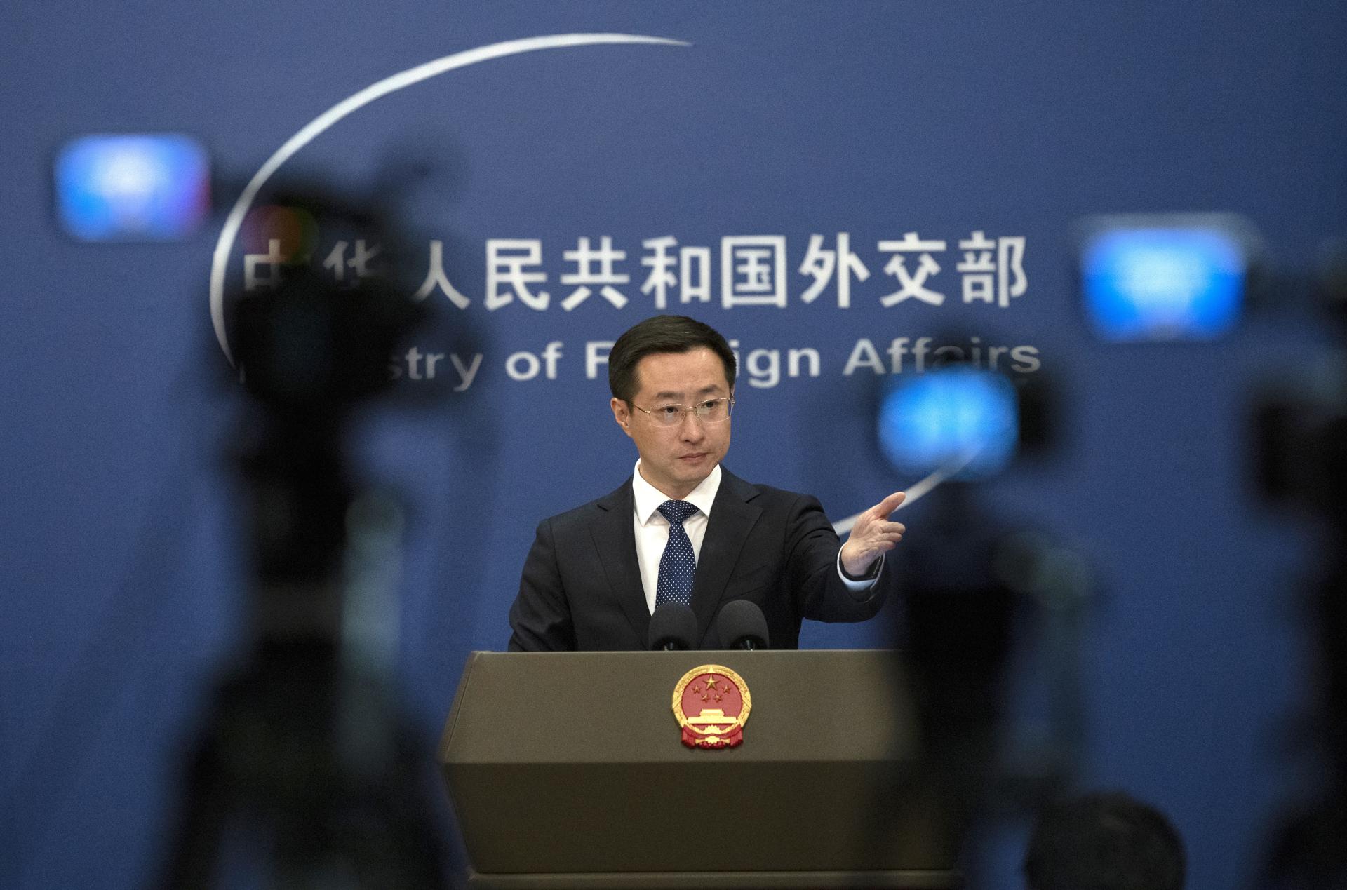 Imagen del portavoz del Ministerio de Exteriores de China Lin Jian en rueda de prensa. EFE/EPA/ANDRES MARTINEZ CASARES