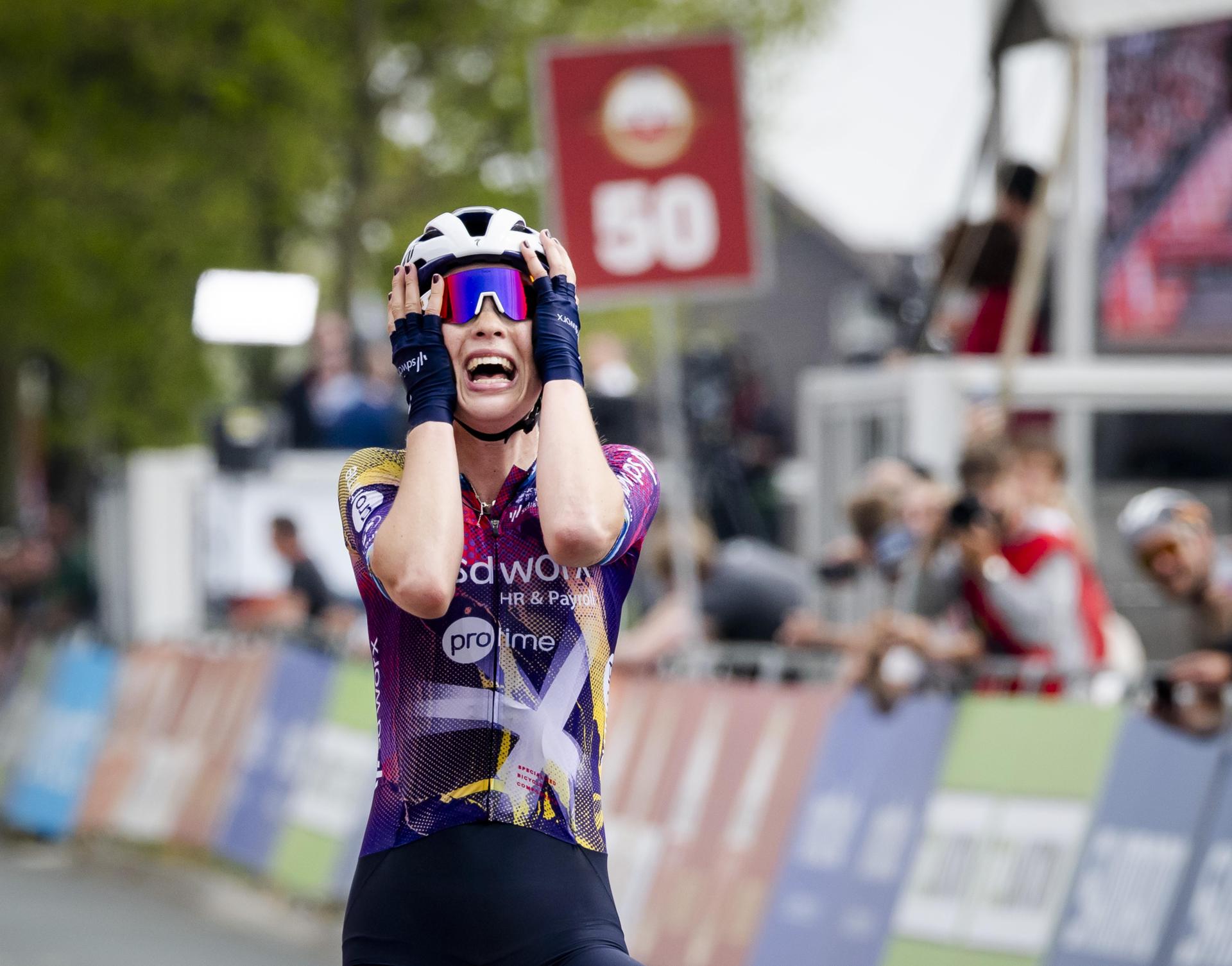 La neerlandesa Mischa Bredewold celebra su triunfo en la Amstel Gold Race, en Valkenburg (Países Bajos). EFE/EPA/MARCEL VAN HOORN