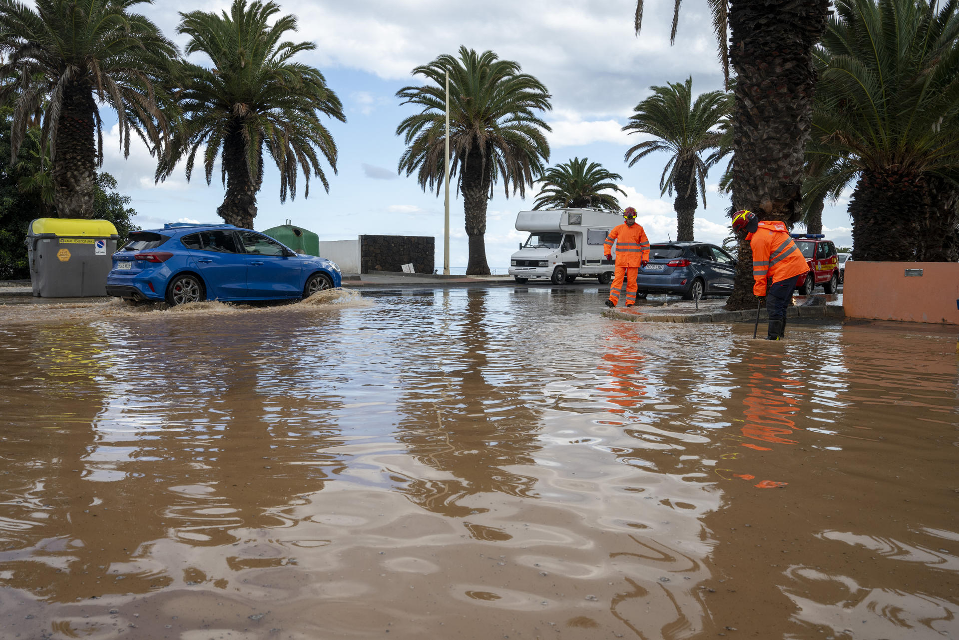 Fotografía de una calle anegada con coches afectados por la lluvia este sábado, en la localidad turística de Costa Teguise, en Lanzarote (Canarias). EFE/ Adriel Perdomo
