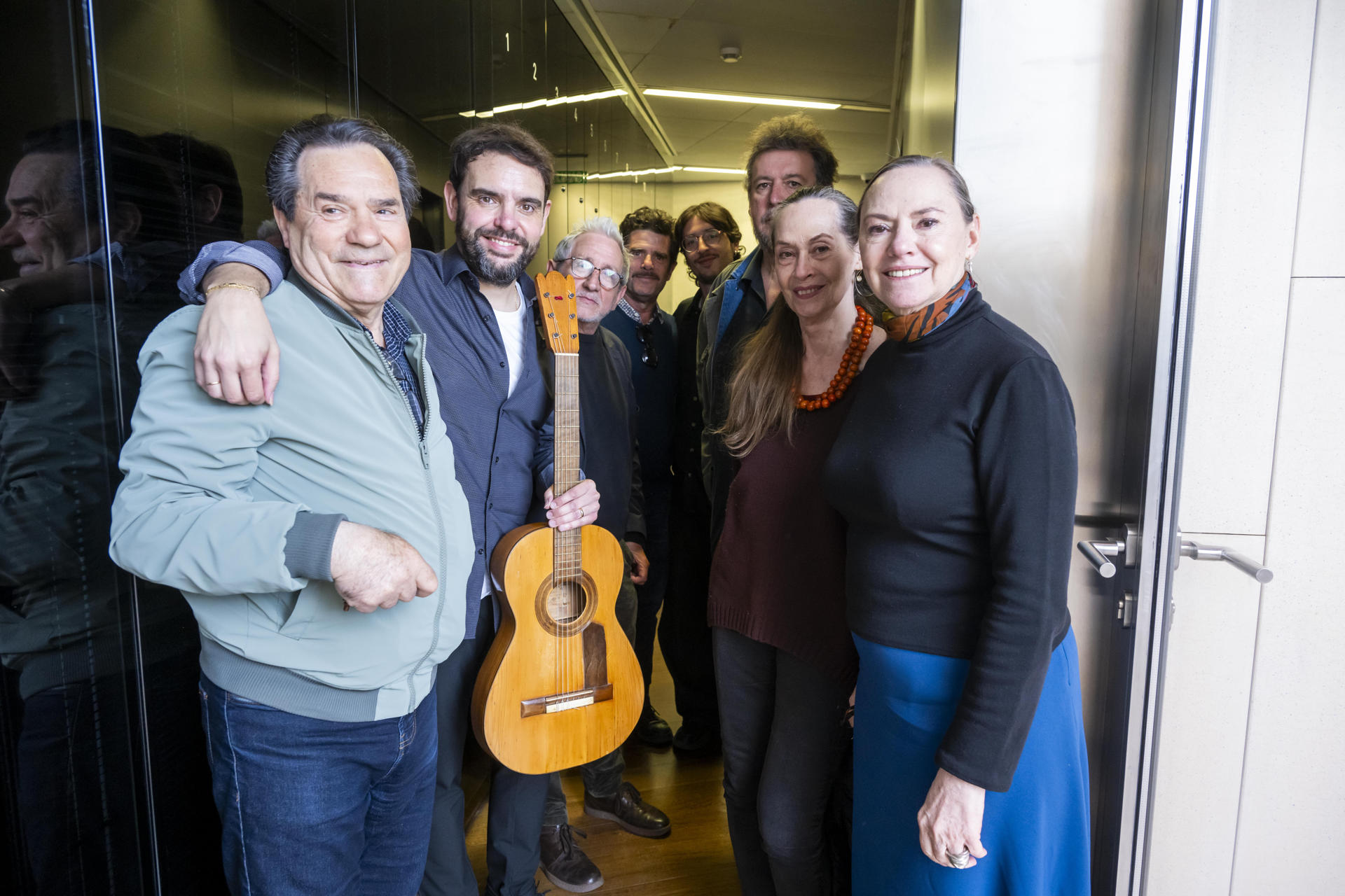 La presidenta de la Fundación Federico García Lorca, Laura García-Lorca (d), ha presentado este lunes en Granada el nuevo ciclo denominado F.G.L.: Flamenco García Lorca, un proyecto que explorará a lo largo de dos años las relaciones entre el dramaturgo y el flamenco, junto al guitarrista Dani de Morón y la guitarra de Federico García Lorca de 1906, este lunes en Granada. EFE/MIguel Ángel Molina