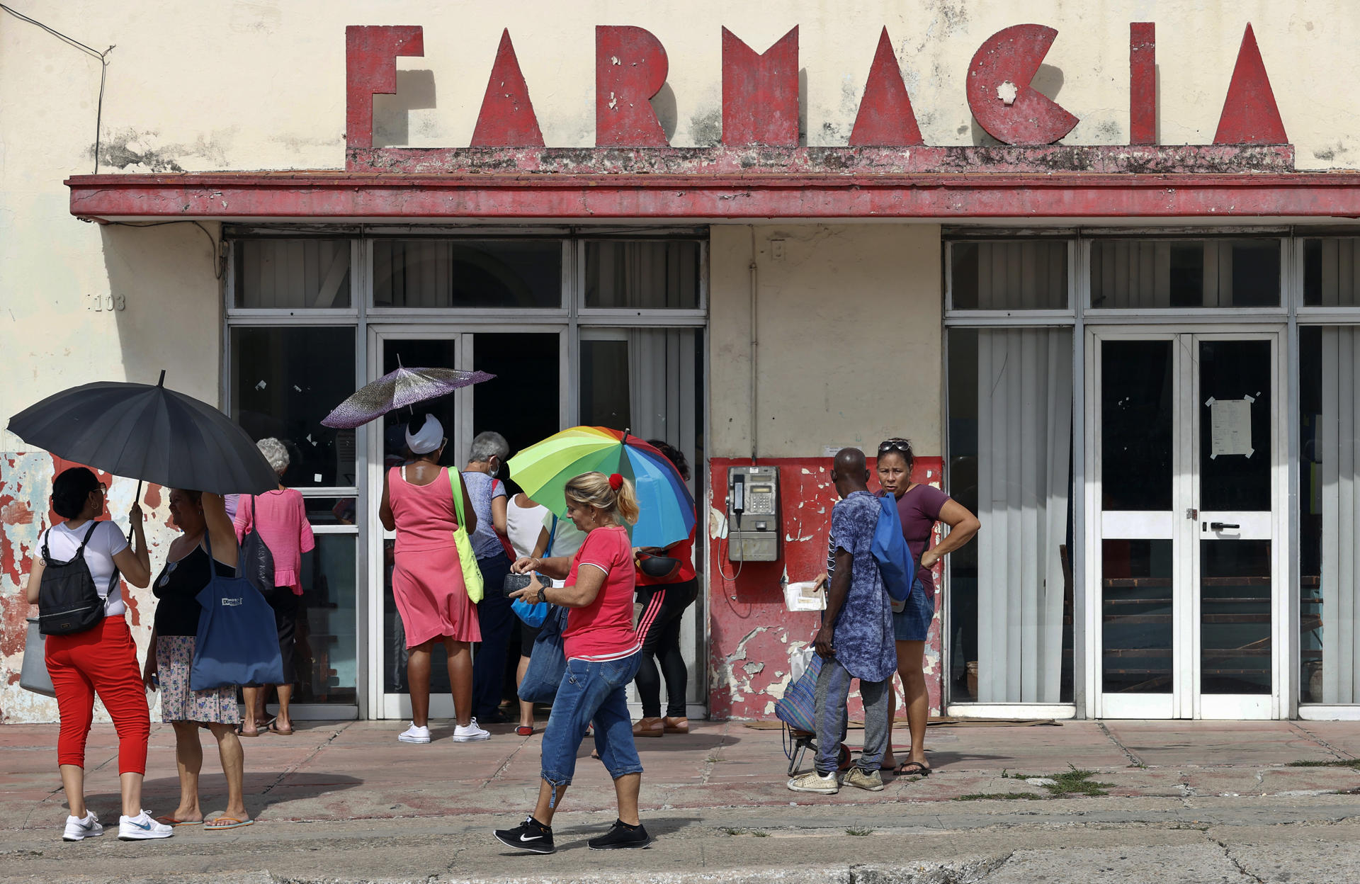 Fotografía de archivo, tomada en enero de 2024, en la que aparece un grupo de personas a la espera de ser atendidas a las afueras de una farmacia, en La Habana (Cuba). EFE/Ernesto Mastrascusa