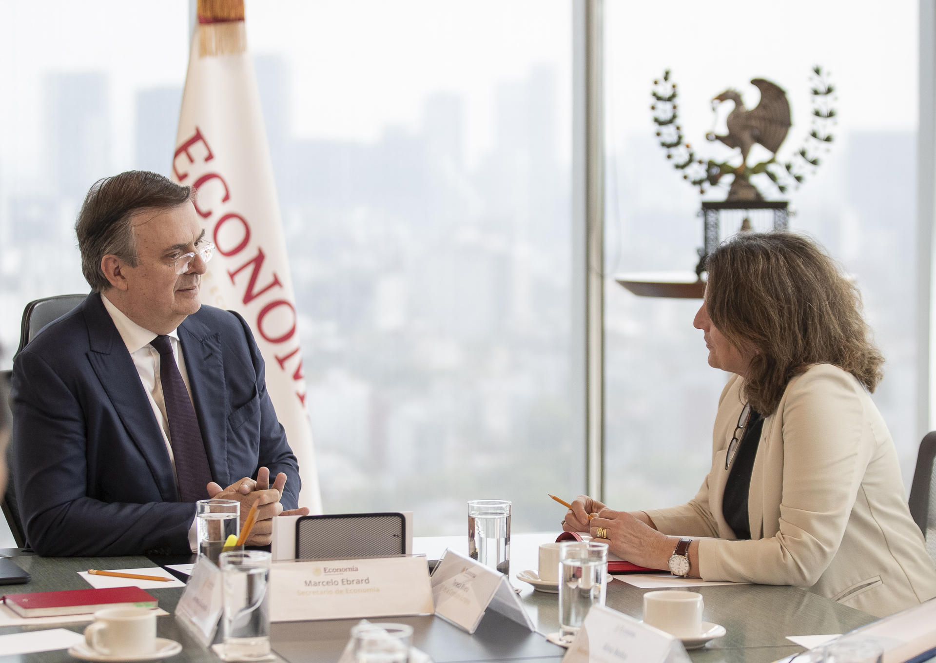 La vicepresidenta de la Comisión Europea (CE) para la Transición Limpia, Justa y Competitiva, Teresa Ribera (d), habla con el secretario de Economía de México, Marcelo Ebrard (i), durante una reunión este miércoles, en la Ciudad de México (México). EFE/Isaac Esquivel