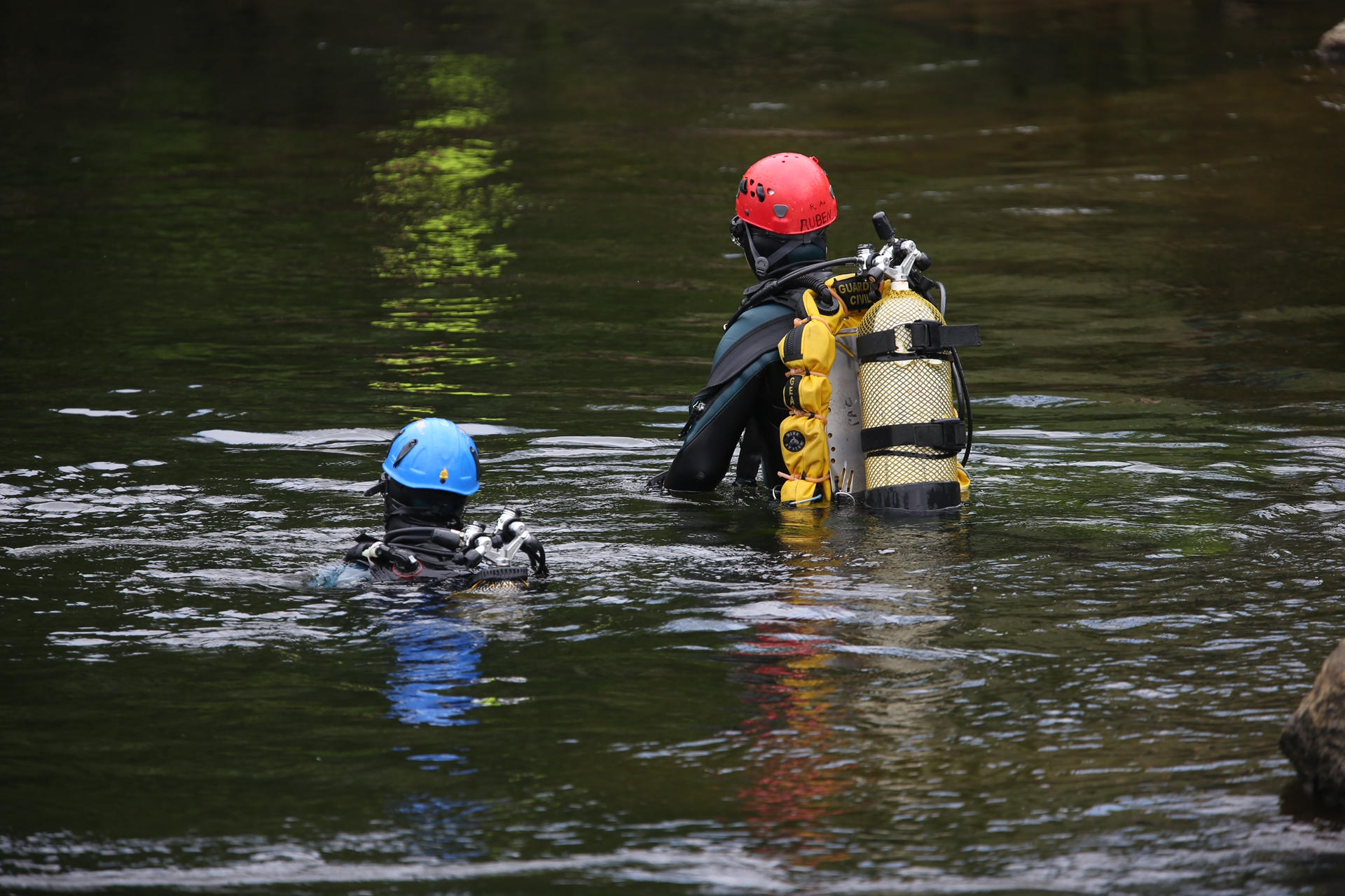 Imagen de archivo de equipos de rescate buscando en un río a una persona que fue arrastrada por la corriente.- EFE/Sxenick