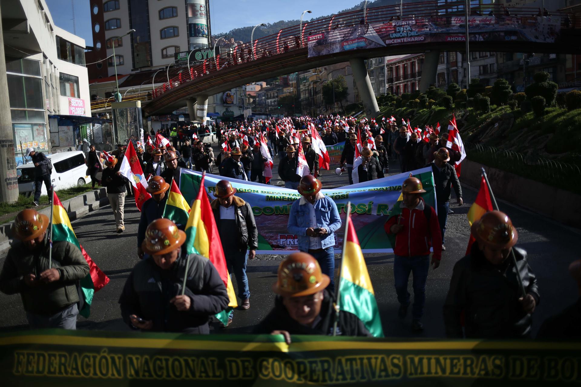 Fotografía del 23 de abril de 2025 de mineros participando en una protesta en La Paz (Bolivia). EFE/ Luis Gandarillas