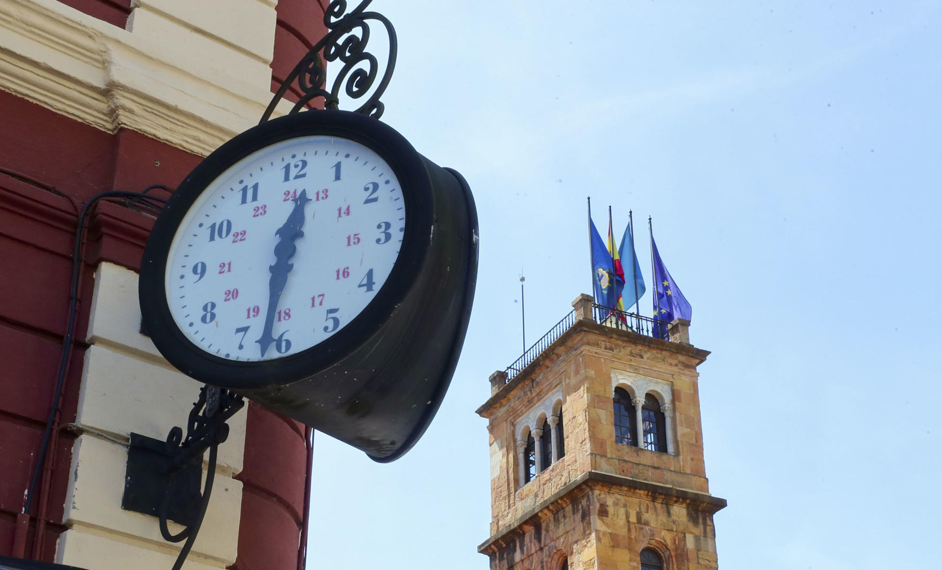 Imagen del cielo en el centro de Oviedo este lunes. EFE/ J.L.Cereijido.