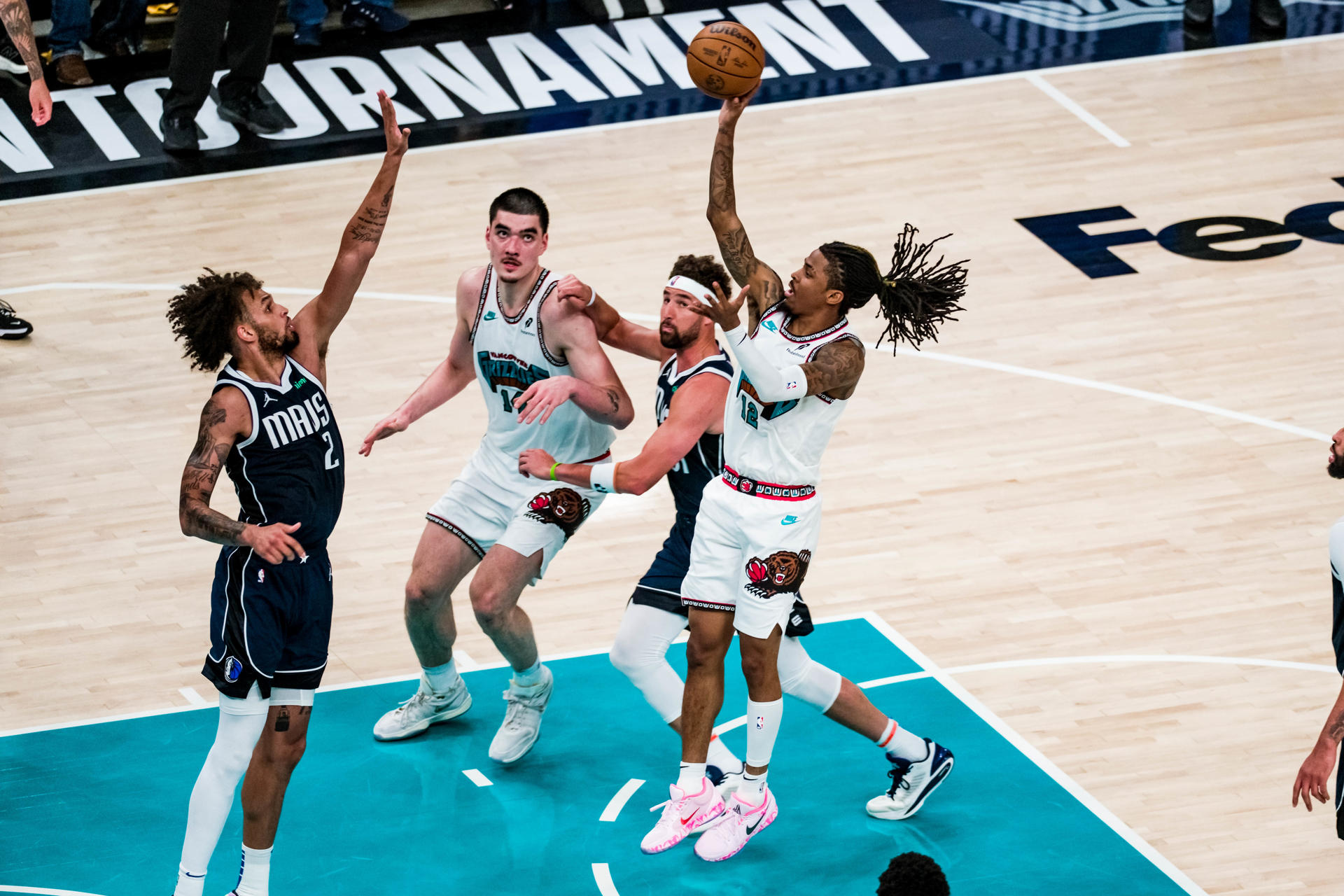 Ja Morant (d) de Memphis entra a canasta frente a Dallas Mavericks. EFE/ Matthew A. Smith