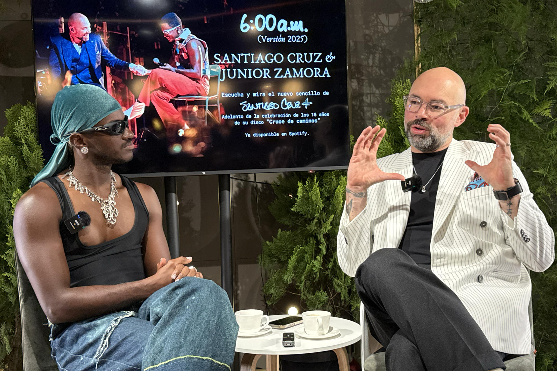 Fotografía del 1 de abril de 2025 de los cantantes colombianos Junior Zamora (i) y Santiago Cruz, hablando durante entrevista con EFE en Bogotá (Colombia). EFE/ Juan Diego López
