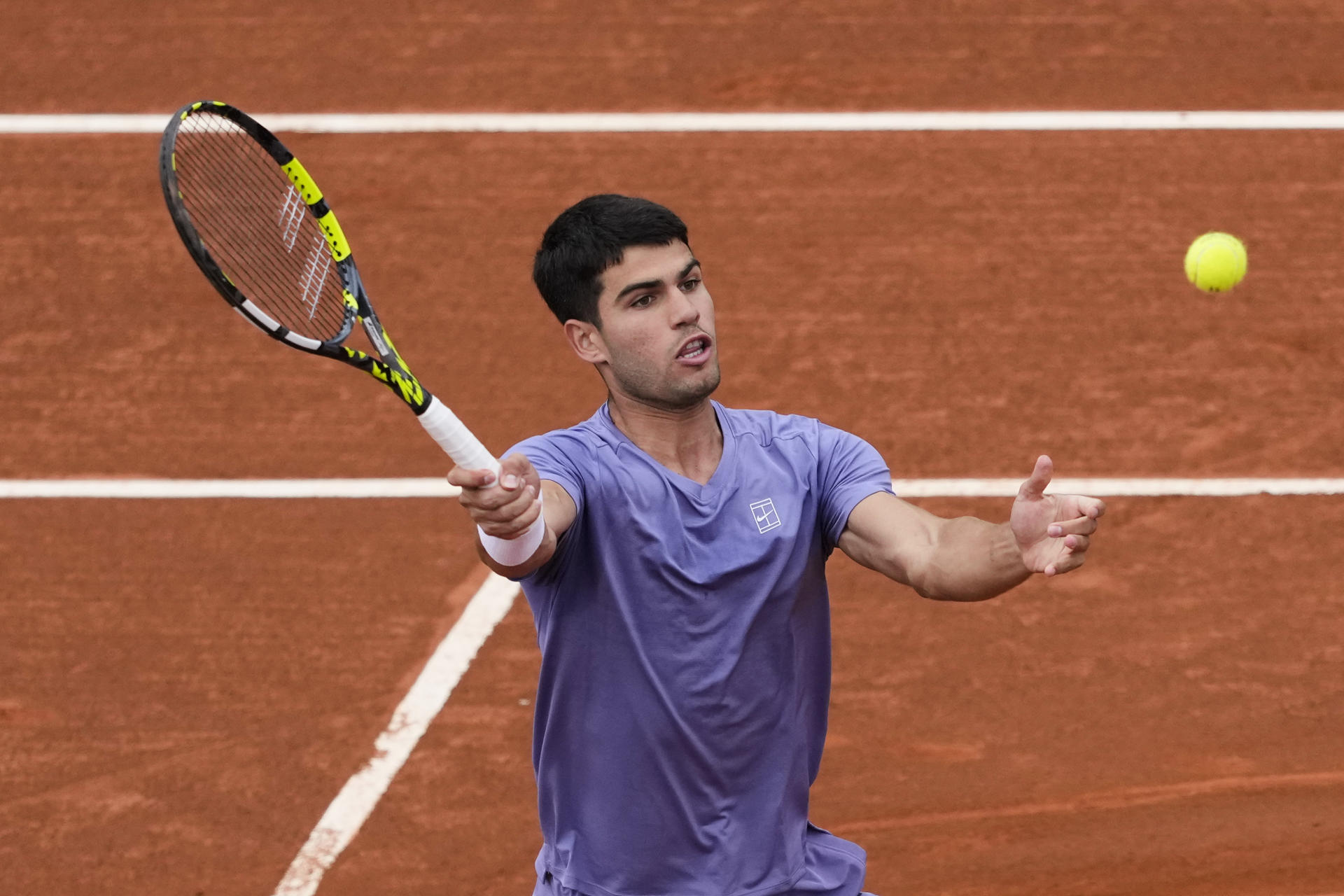 El tenista español Carlos Alcaraz durante su partido de primera ronda contra el tenista estadounidense Ethan Quinn en el Barcelona Open Banc Sabadell. EFE/Alejandro García